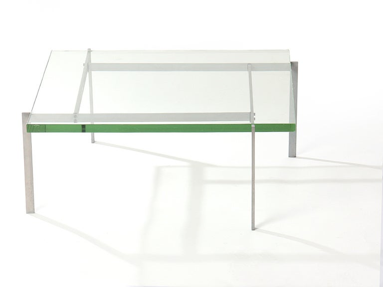 Der von Poul Kjaerholm entworfene niedrige Tisch PK-61 hat ein satiniertes Stahlgestell mit der originalen 1,25-Zoll-Glasplatte. Hergestellt von E. Kold Christensen in Dänemark, ca. 1950er Jahre.