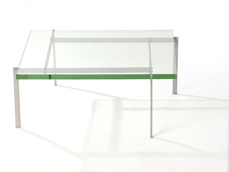 Un tavolino PK-61 disegnato da Poul Kjaerholm con struttura in acciaio satinato e piano in vetro originale da 1,25