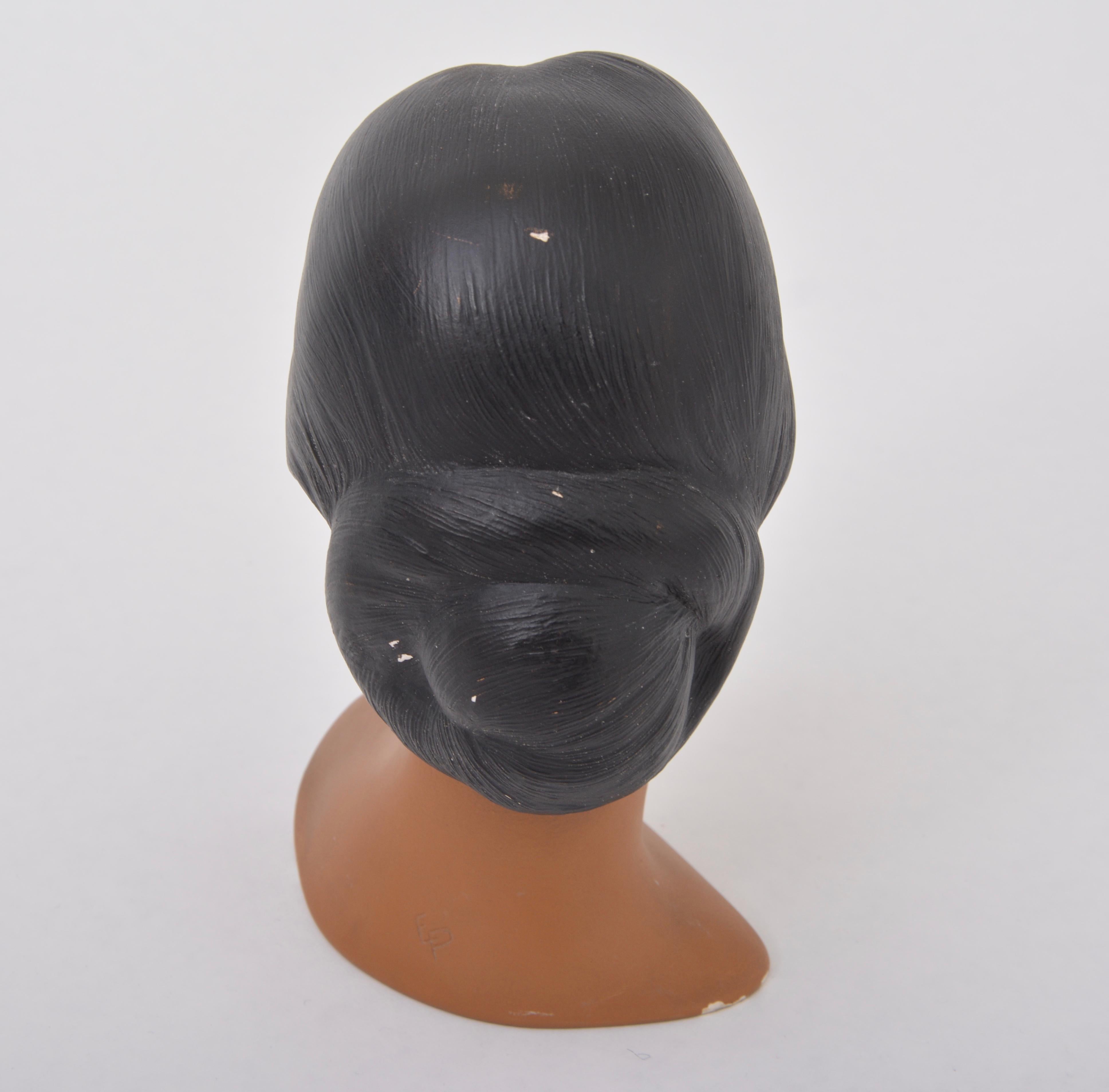 Danish Mid-Century Modern Plaster bust of a Polynesian beauty by Edith Pedersen In Good Condition For Sale In Berlin, DE