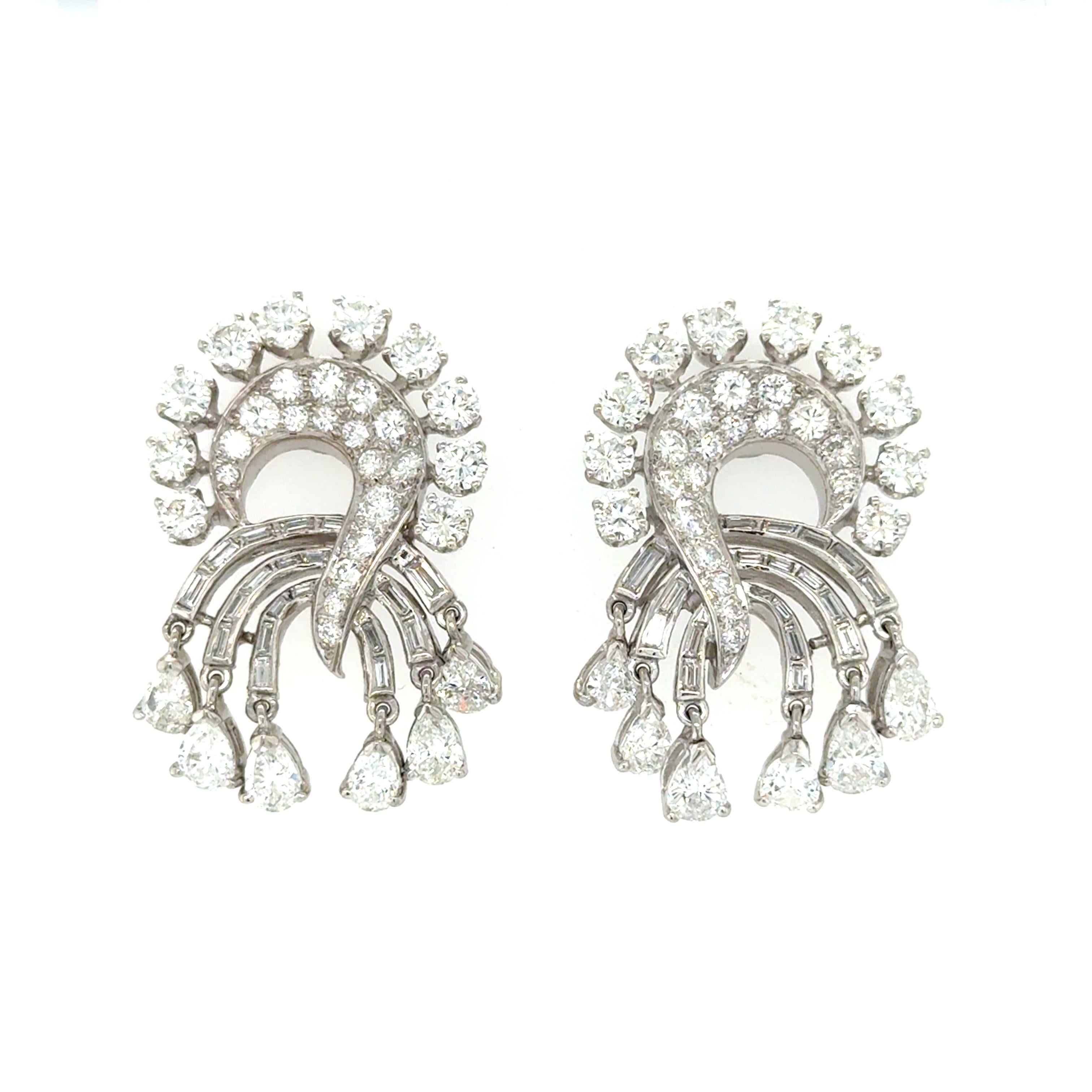 Ces boucles d'oreilles magnifiquement travaillées en forme de spray tourbillonnant contiennent 104 diamants ronds de taille brillant, baguette et poire pesant au total environ 6,50 carats. Montés en platine, ils ne manqueront pas d'impressionner