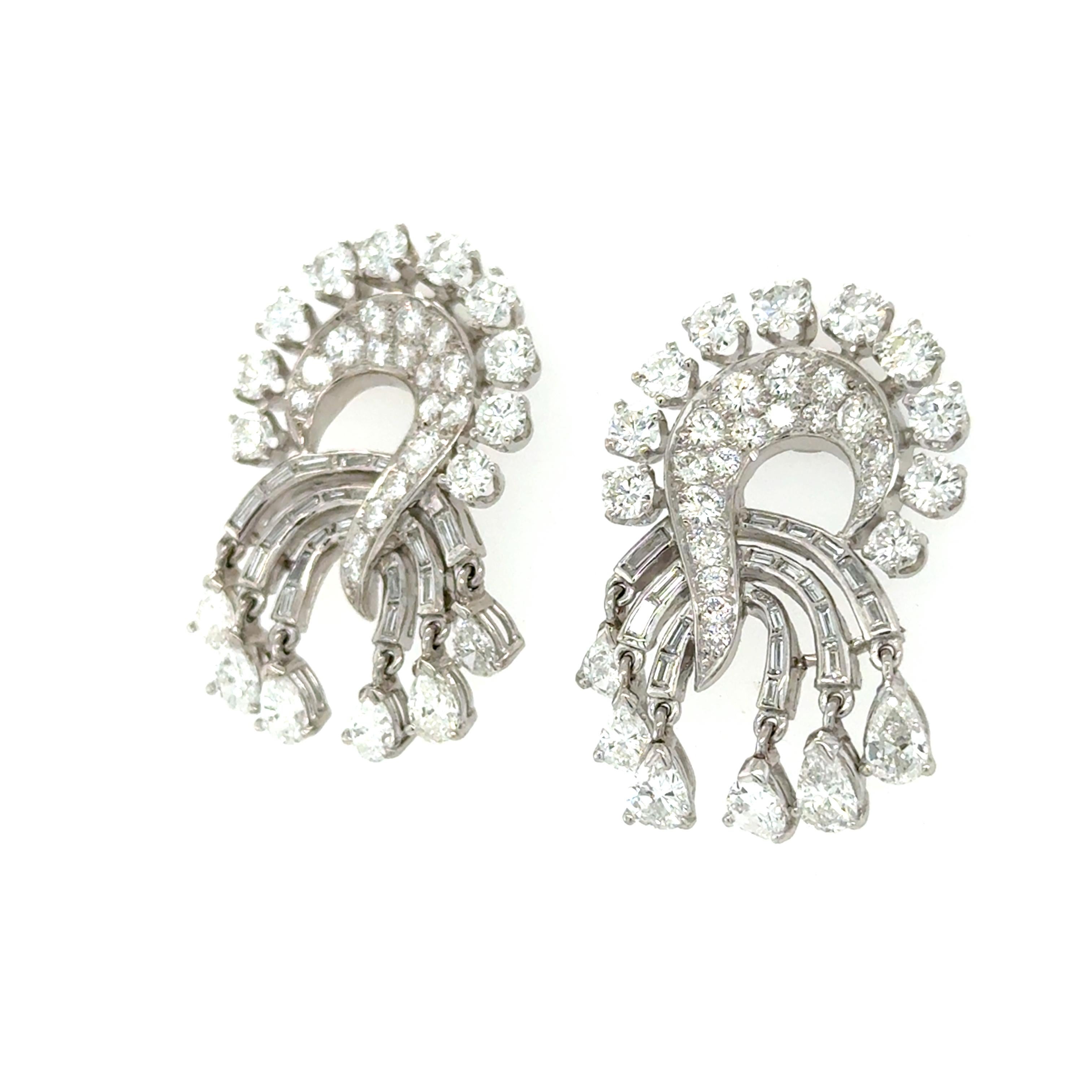 Taille poire Boucles d'oreilles pendantes en platine et diamants des années 1950 en vente