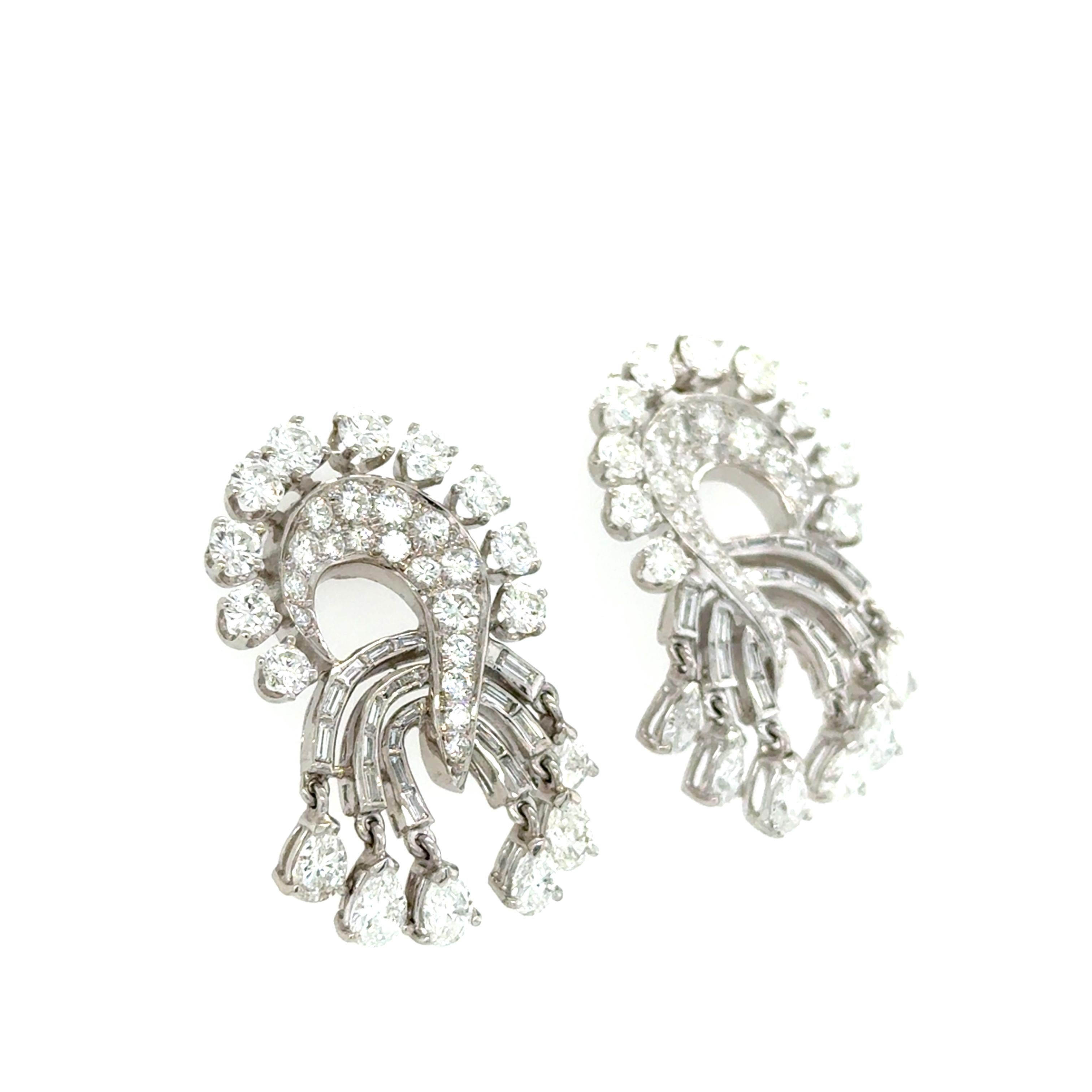 Boucles d'oreilles pendantes en platine et diamants des années 1950 Excellent état - En vente à Chicago, IL