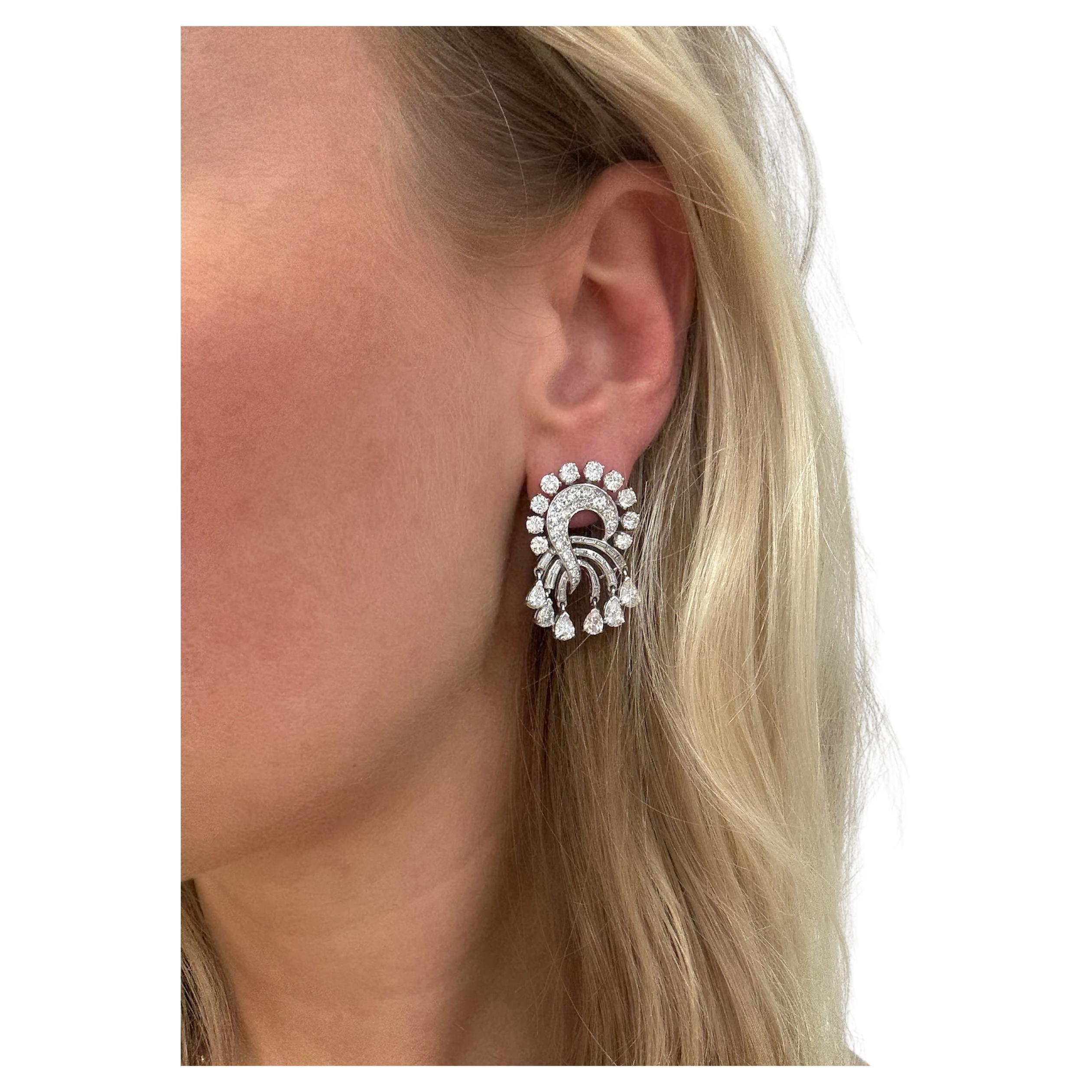 Boucles d'oreilles pendantes en platine et diamants des années 1950