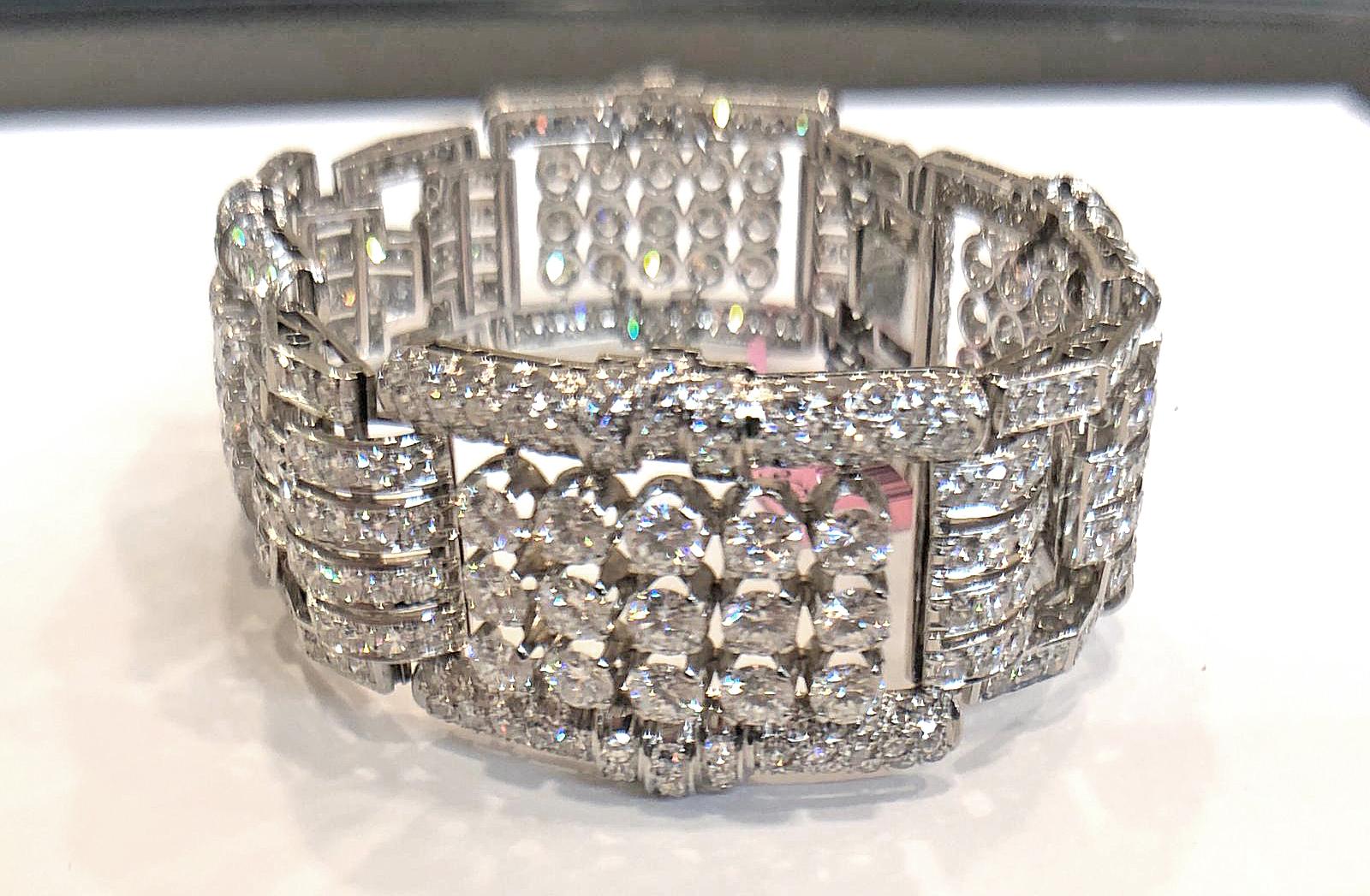Ein Vintage-Armband aus den 1950er Jahren, bestehend aus vier miteinander verbundenen Plättchen, die mit 25 Karat Diamanten im Rund- und Einzelschliff besetzt sind, abwechselnd mit geometrischen Gliedern, die ebenfalls besetzt sind.
länge ca. 180mm
