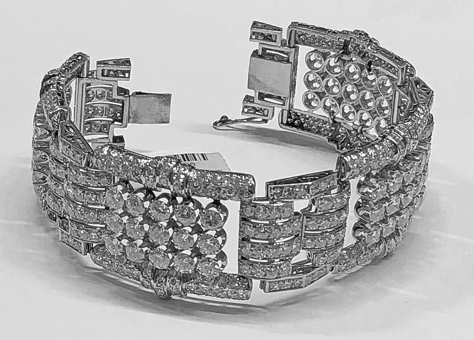 1950s Platinum Diamond Bracelet, 25 Carat In Good Condition For Sale In New York, NY