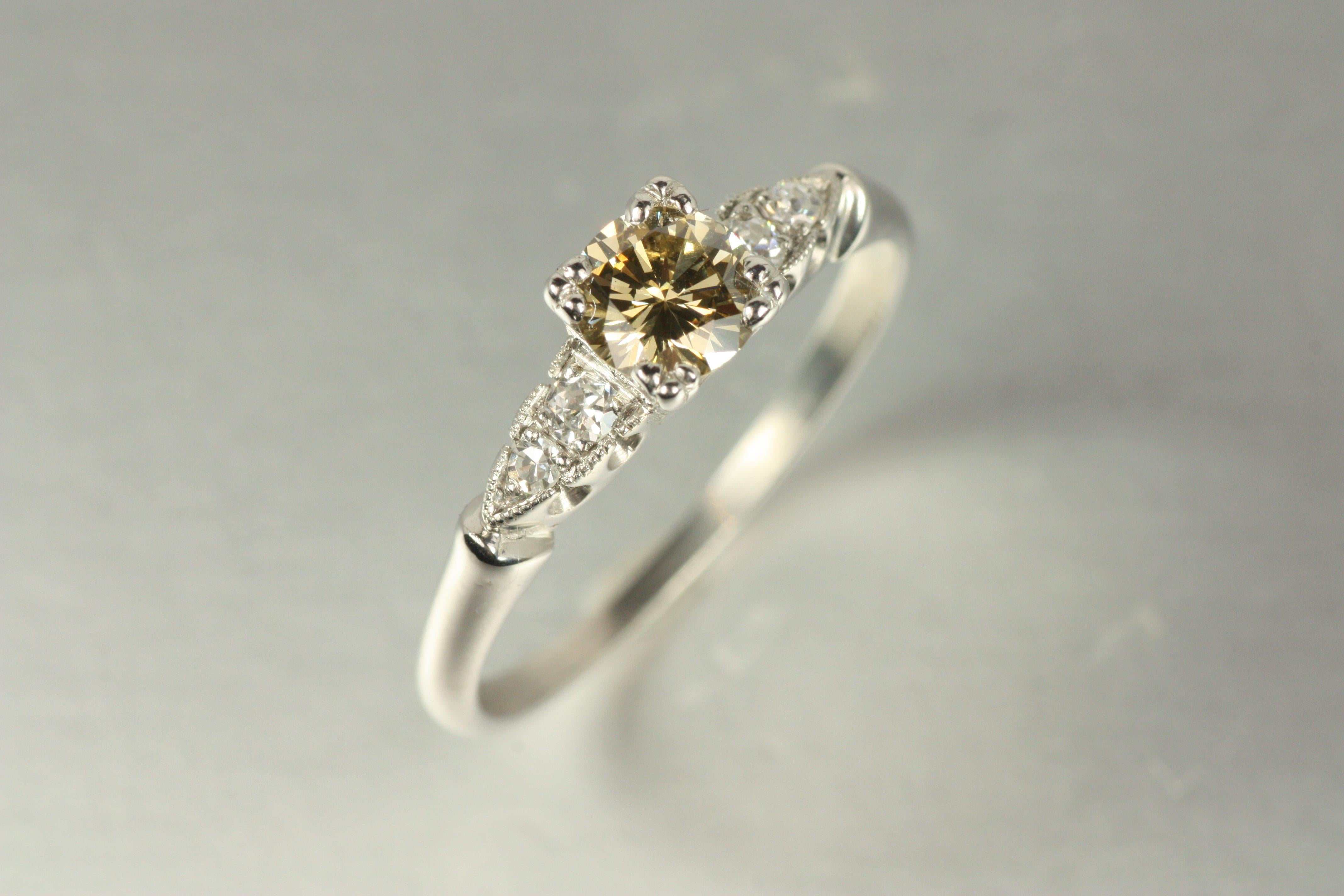 Taille ronde Bague de fiançailles en platine des années 1950 - 0.54ct Fancy Yellow Diamond & 0.12cttw Sides en vente