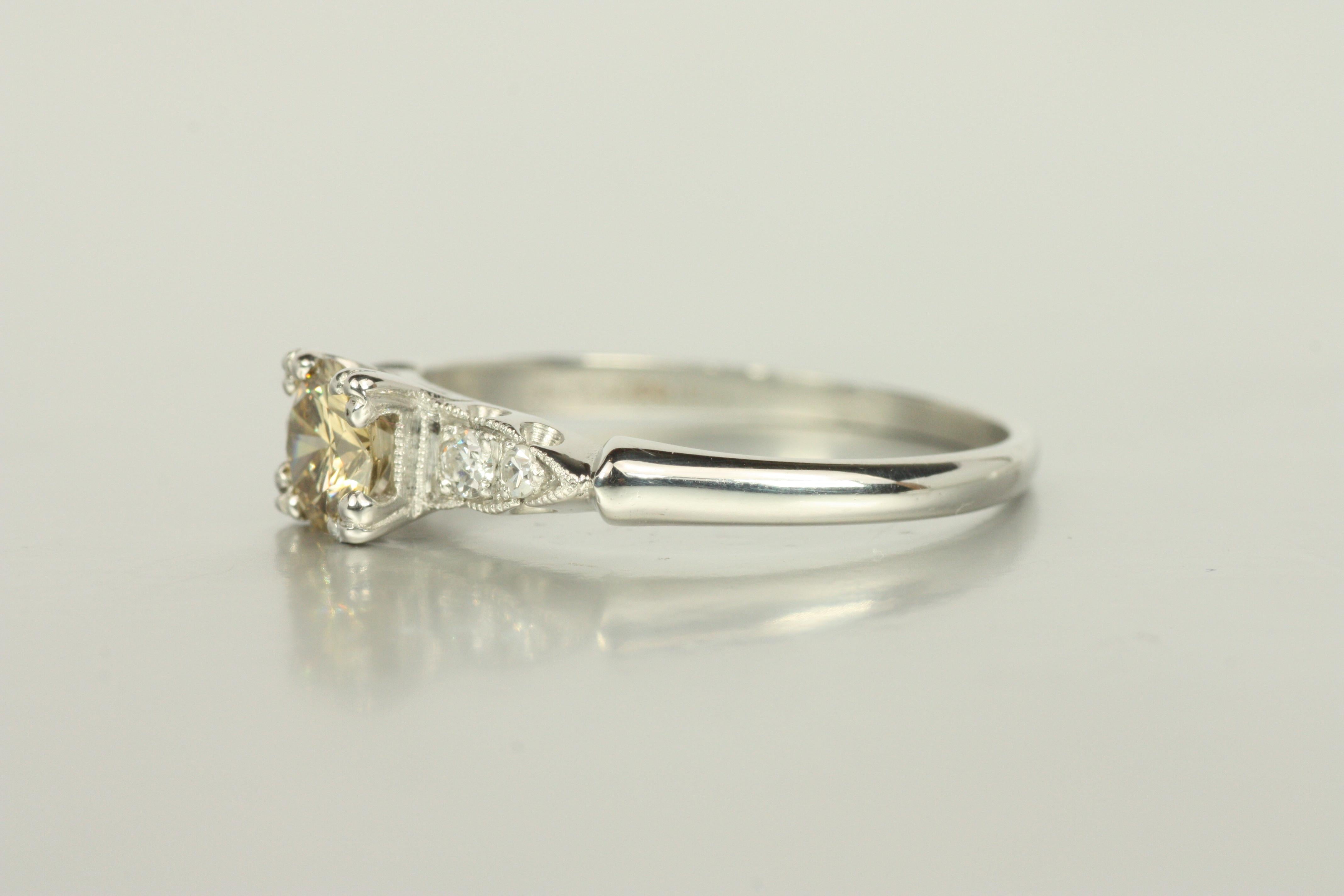 Bague de fiançailles en platine des années 1950 - 0.54ct Fancy Yellow Diamond & 0.12cttw Sides Bon état - En vente à Santa Monica, CA