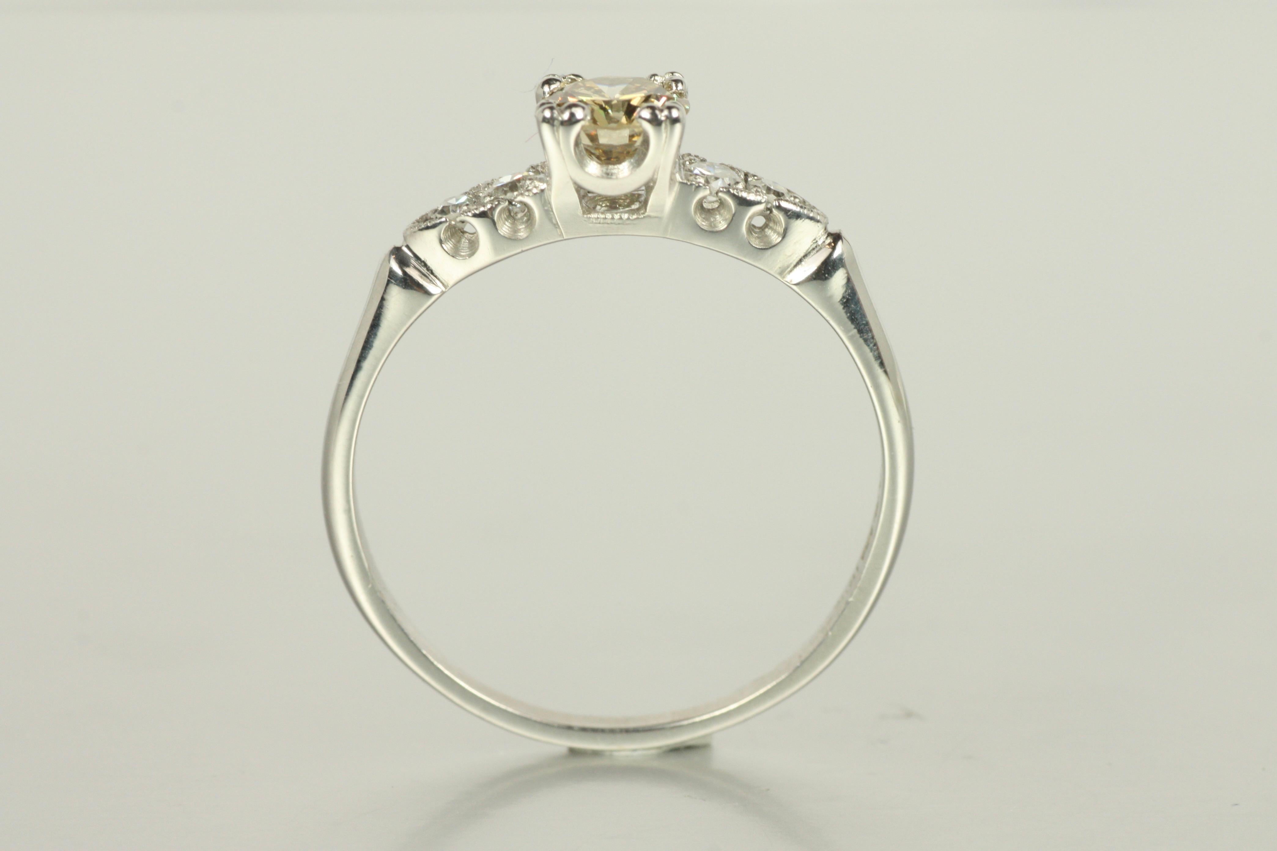 Bague de fiançailles en platine des années 1950 - 0.54ct Fancy Yellow Diamond & 0.12cttw Sides en vente 1