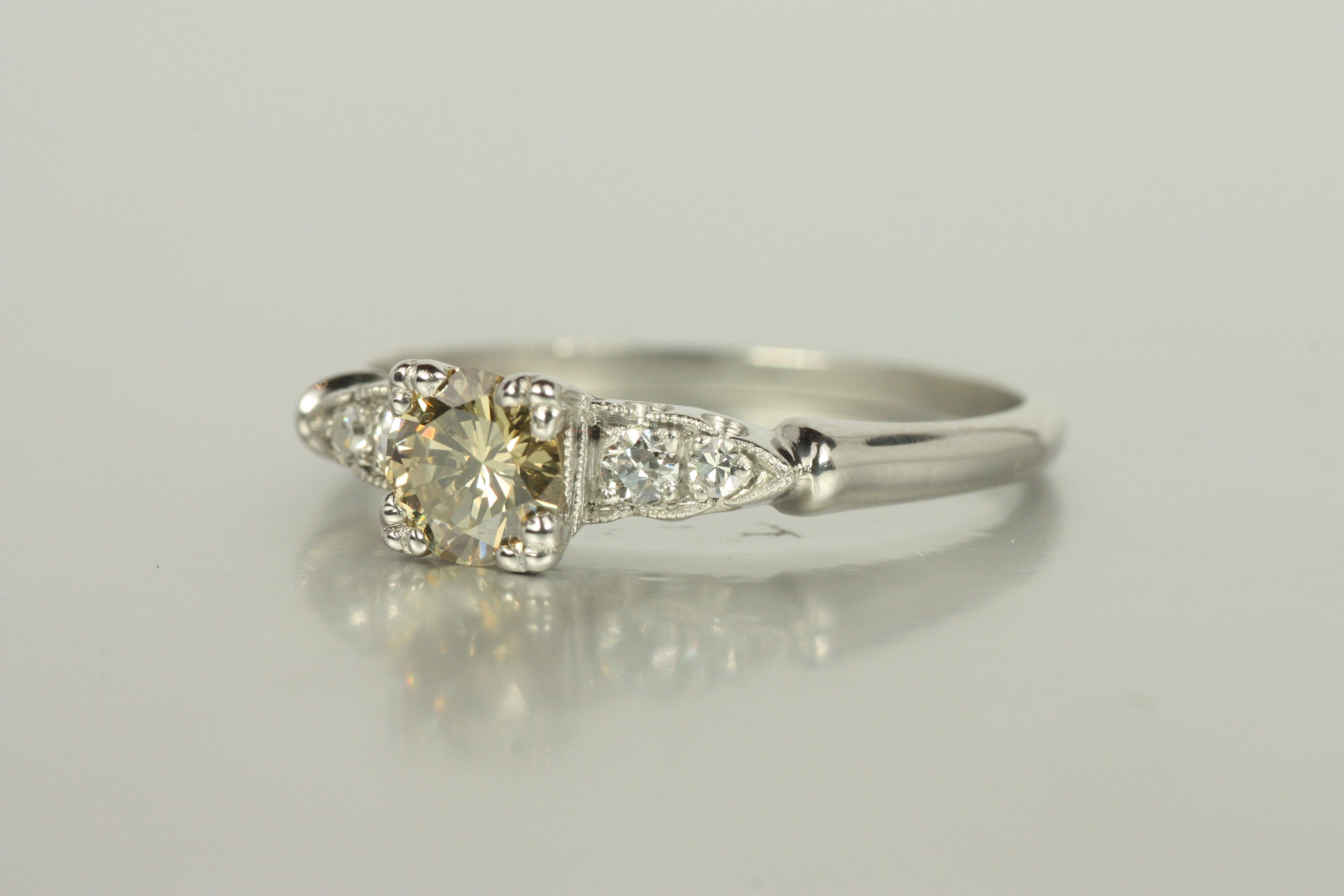 Bague de fiançailles en platine des années 1950 - 0.54ct Fancy Yellow Diamond & 0.12cttw Sides en vente 2