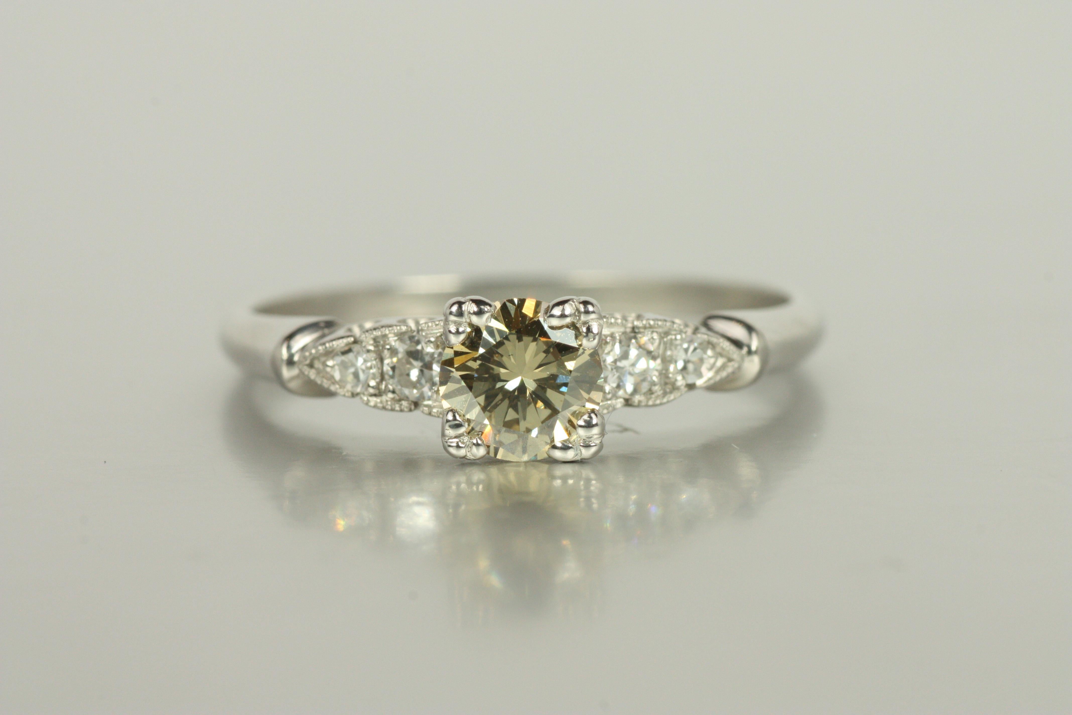 Bague de fiançailles en platine des années 1950 - 0.54ct Fancy Yellow Diamond & 0.12cttw Sides en vente 3