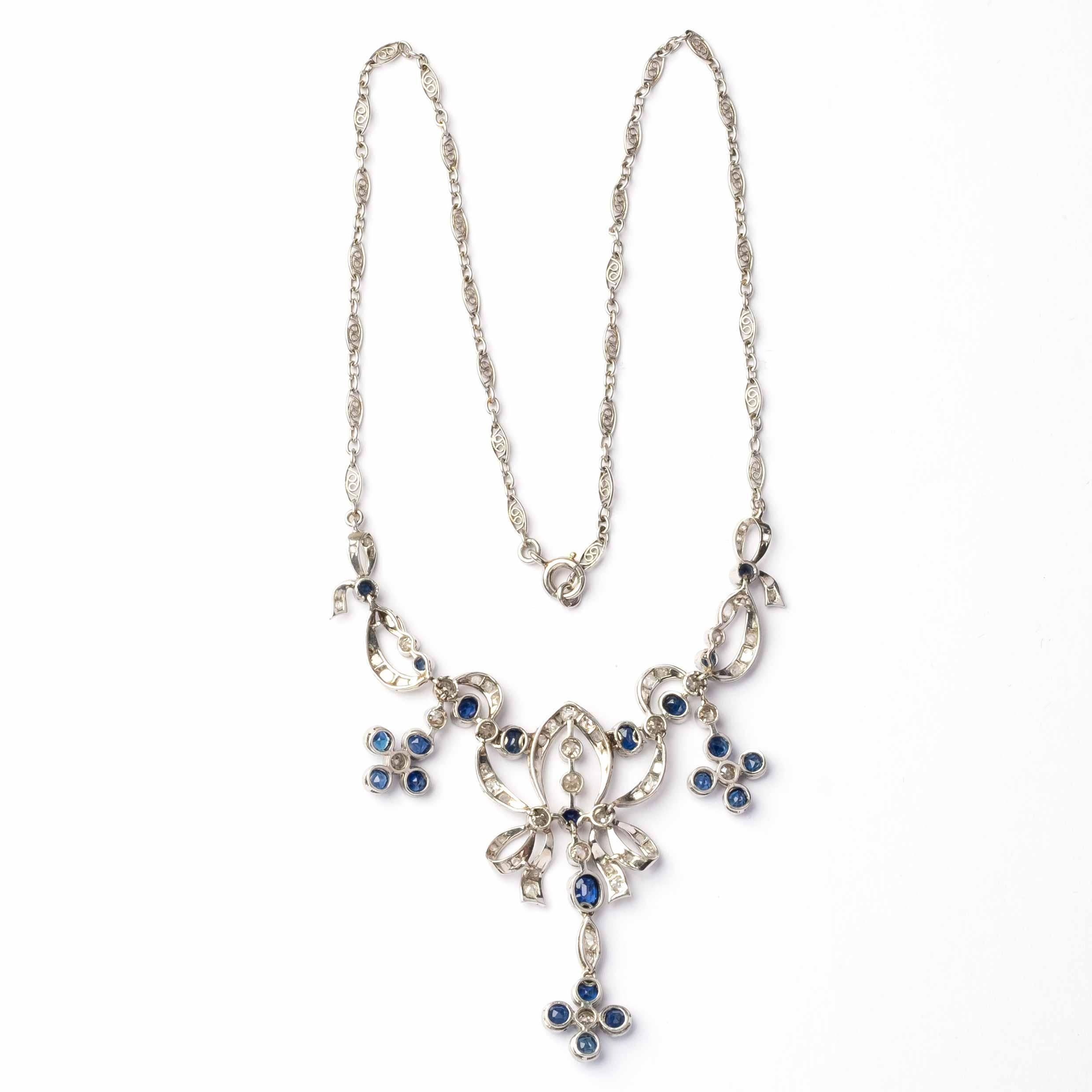 Elegante collana anni '50 in platino finemente lavorata, con una lavorazione eccezionale. Il pezzo è impreziosito da diamanti taglio antico per un totale di circa 1,7 carati e zaffiri naturali per un totale di circa 2 carati, che offrono un