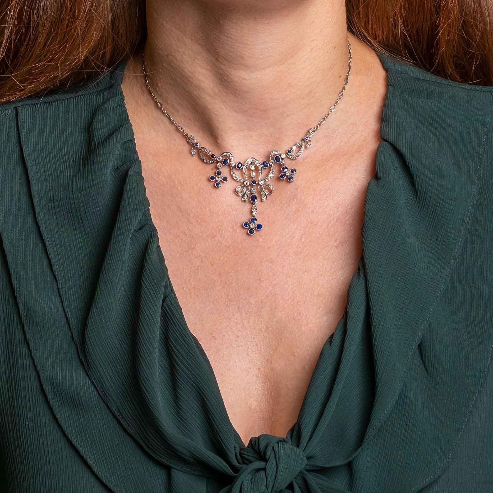 Taglio rotondo Collana in platino anni '50 con diamanti taglio vecchio e zaffiri naturali in vendita