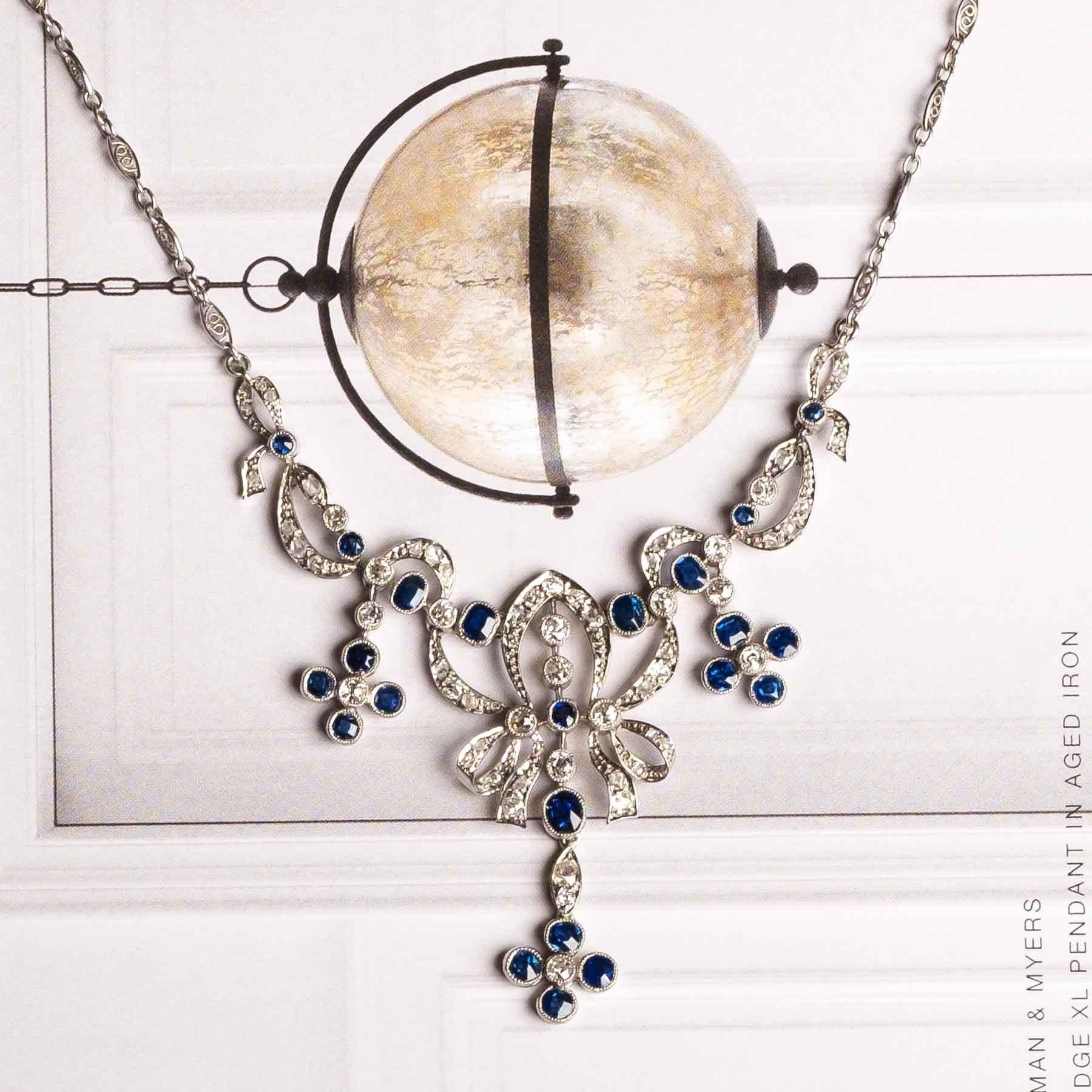 Collana in platino anni '50 con diamanti taglio vecchio e zaffiri naturali In condizioni buone in vendita a Milano, MI