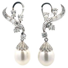 Orecchini in platino con diamanti e perle degli anni
50