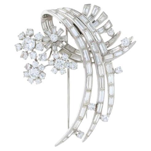 1950er Jahre Brosche aus Platin und Diamanten mit verschiedenen Schliffen, Blumenspray im Angebot