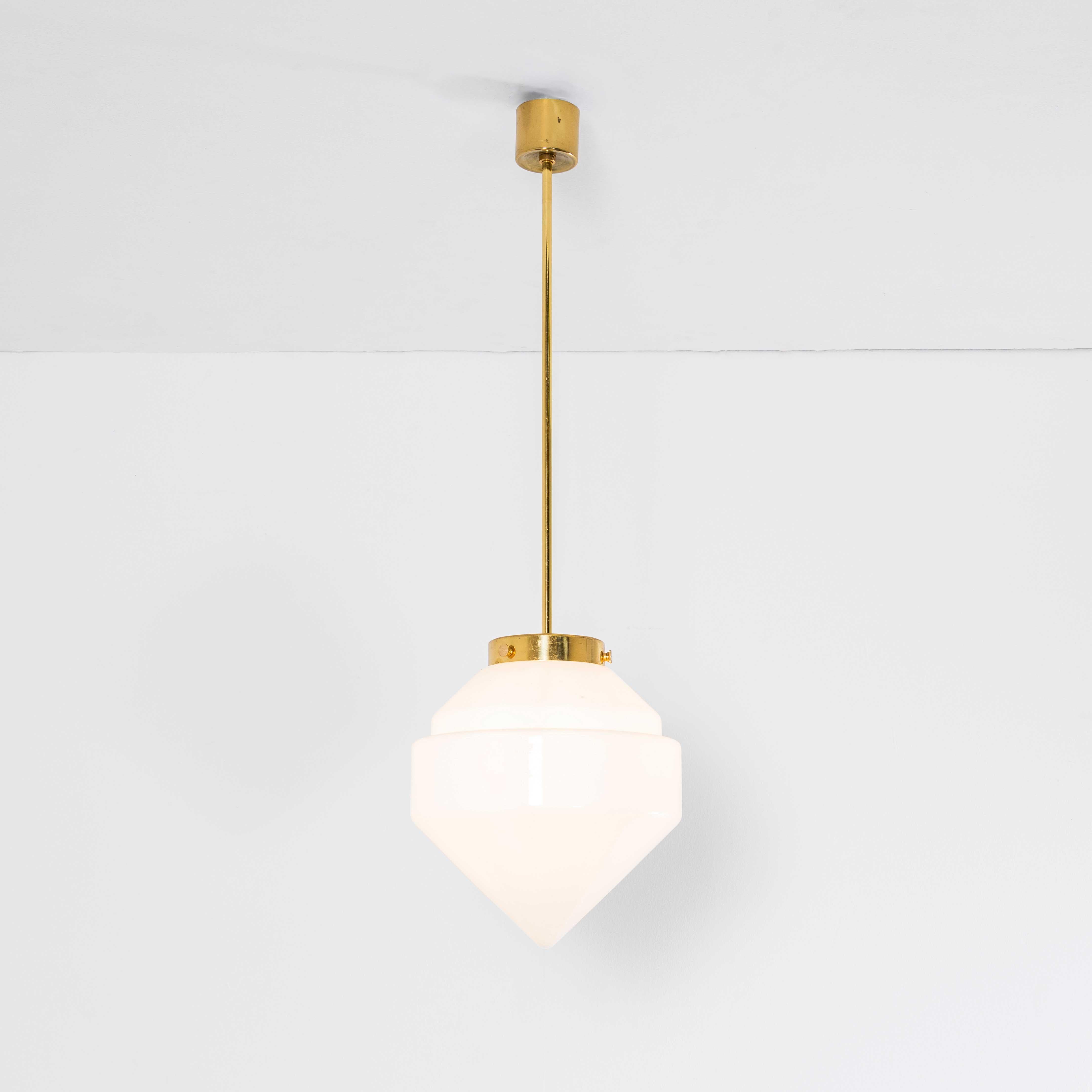 Lampada a sospensione Plumb Bob Opaline del 1950. 
Straordinarie lampade in vetro soffiato a bocca dall'iconica vetreria Lustry Kamenicky Senon. La Repubblica Ceca vanta una ricca storia internazionale nella produzione del vetro, promossa