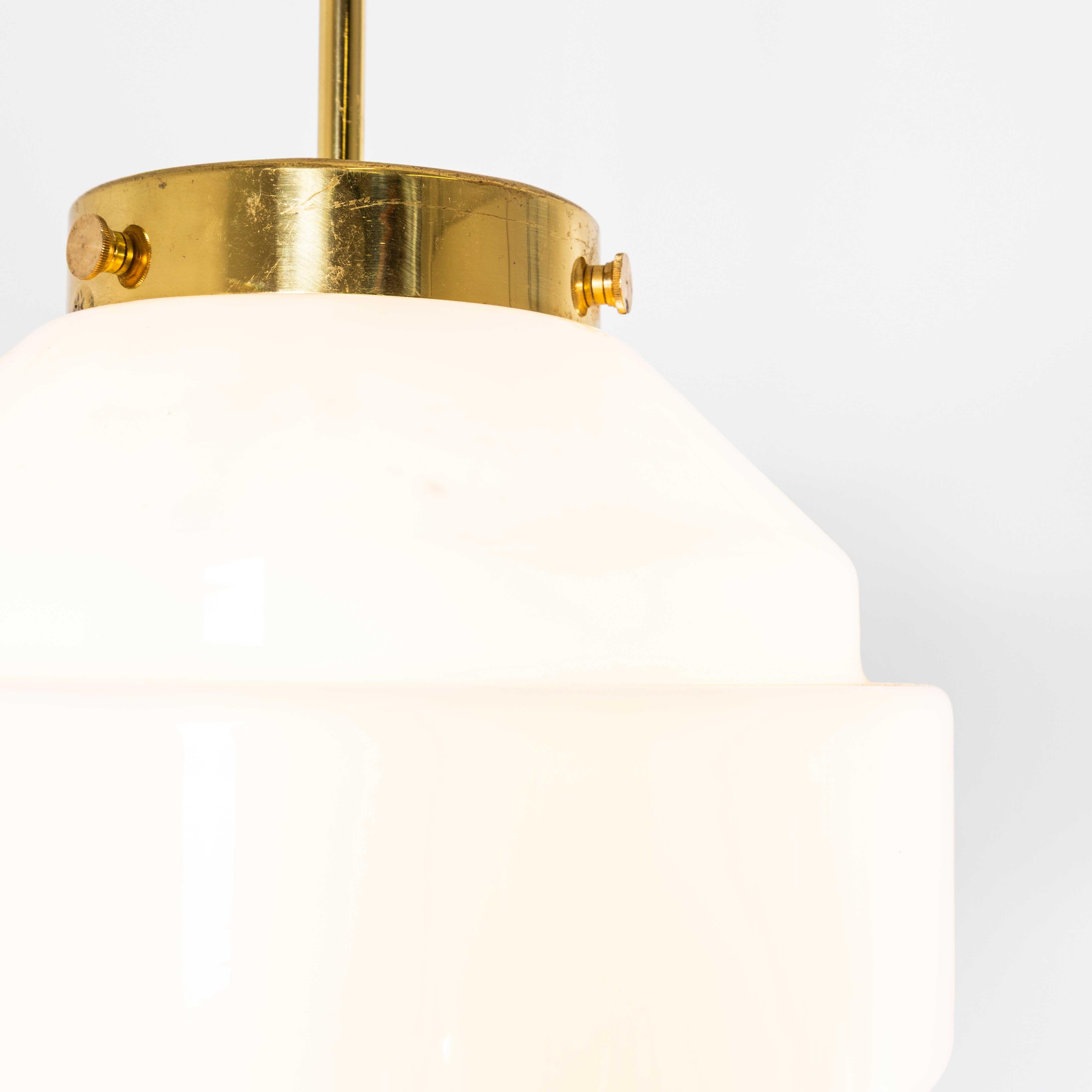 Metà XX secolo Lampada a sospensione opalina Plumb Bob degli anni '50 in vendita
