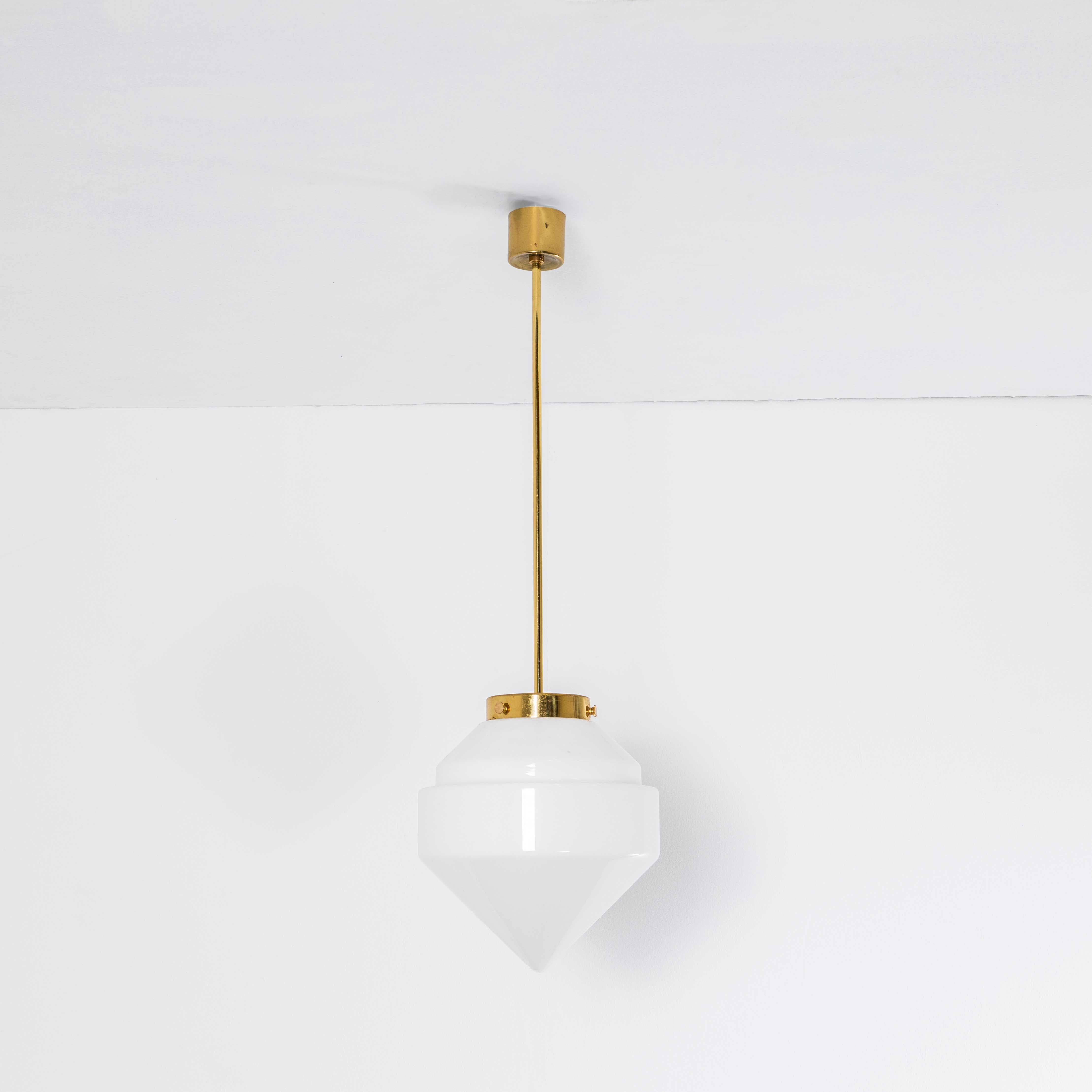 Lampada a sospensione opalina Plumb Bob degli anni '50 in vendita 1