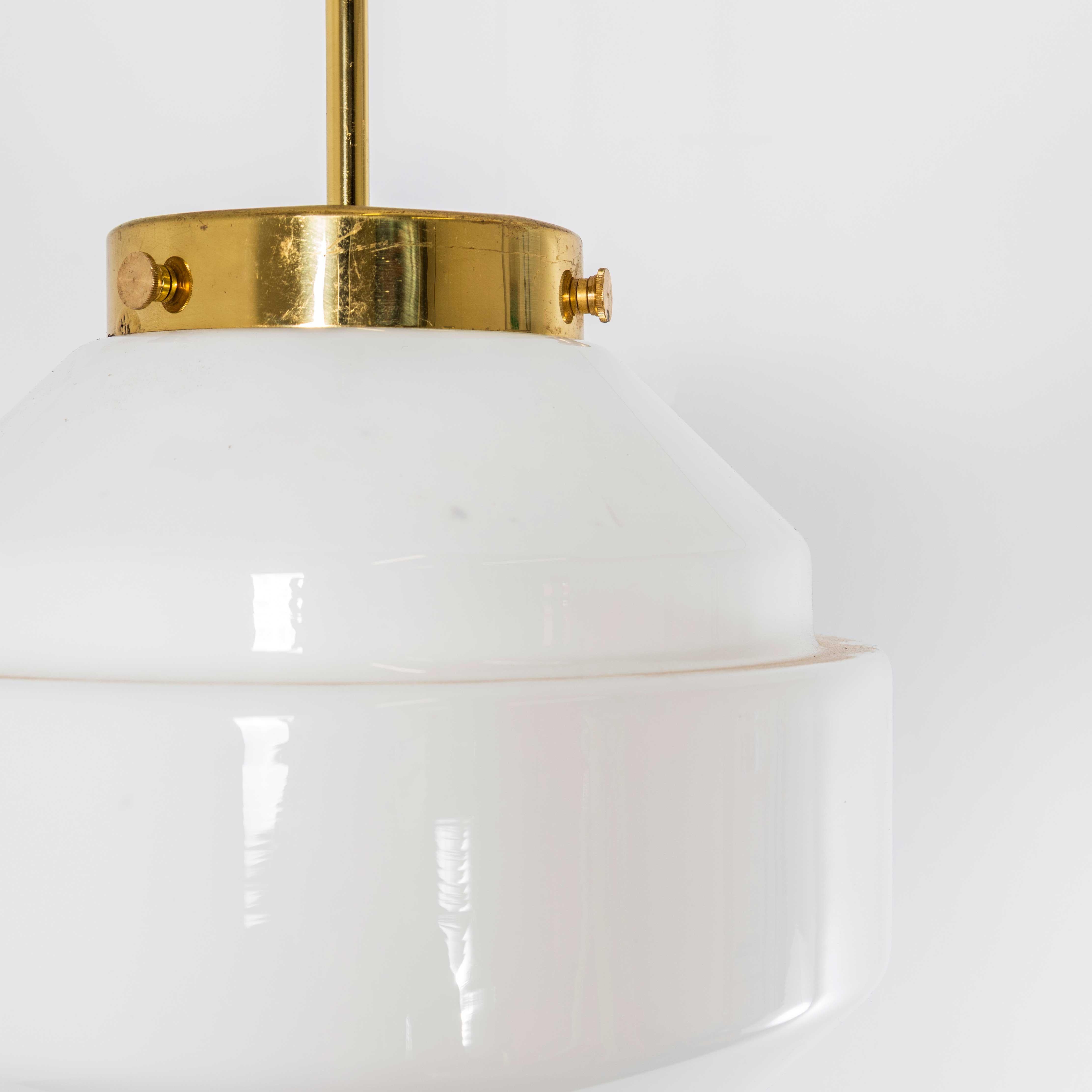 Lampada a sospensione opalina Plumb Bob degli anni '50 in vendita 2