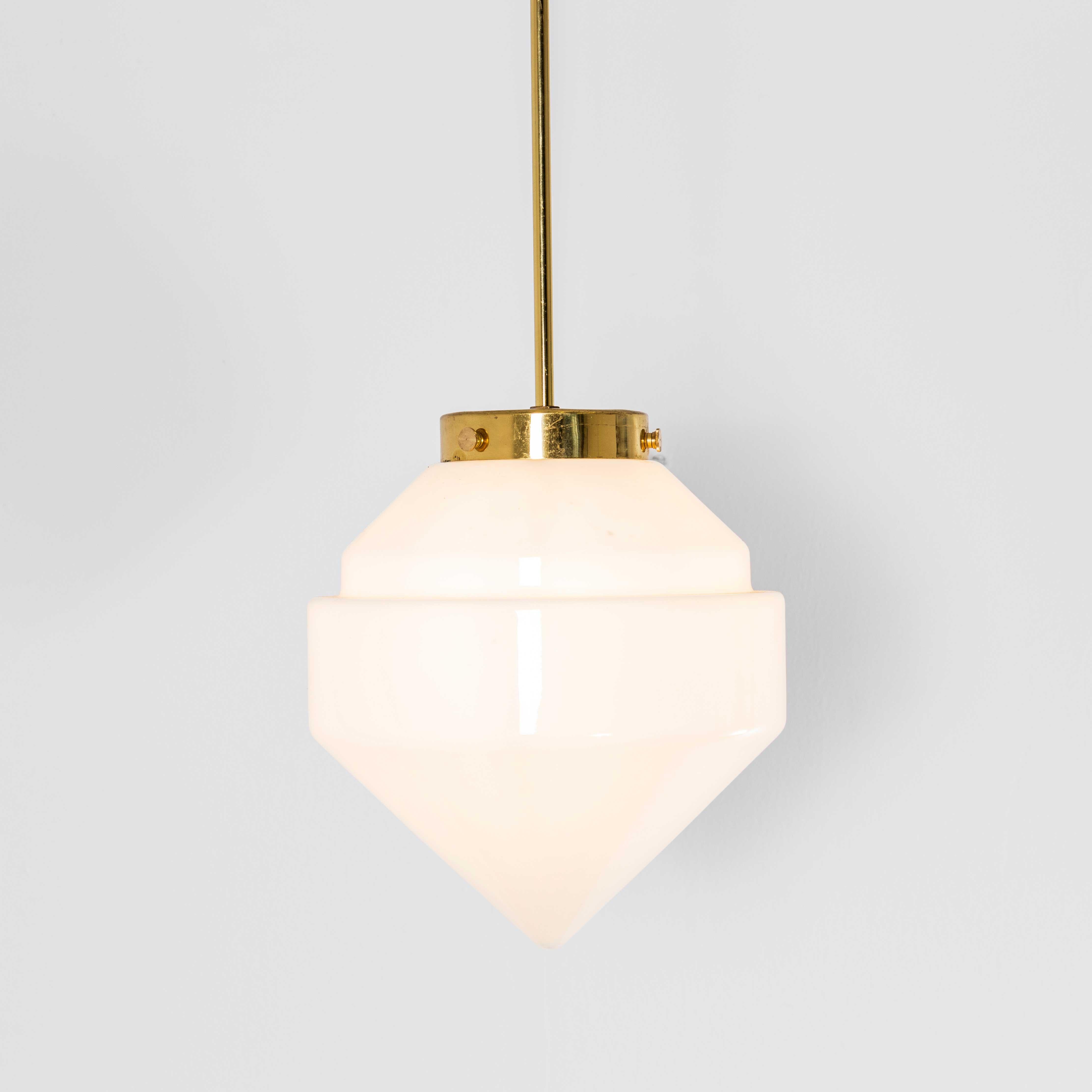 Lampada a sospensione opalina Plumb Bob degli anni '50 in vendita 3