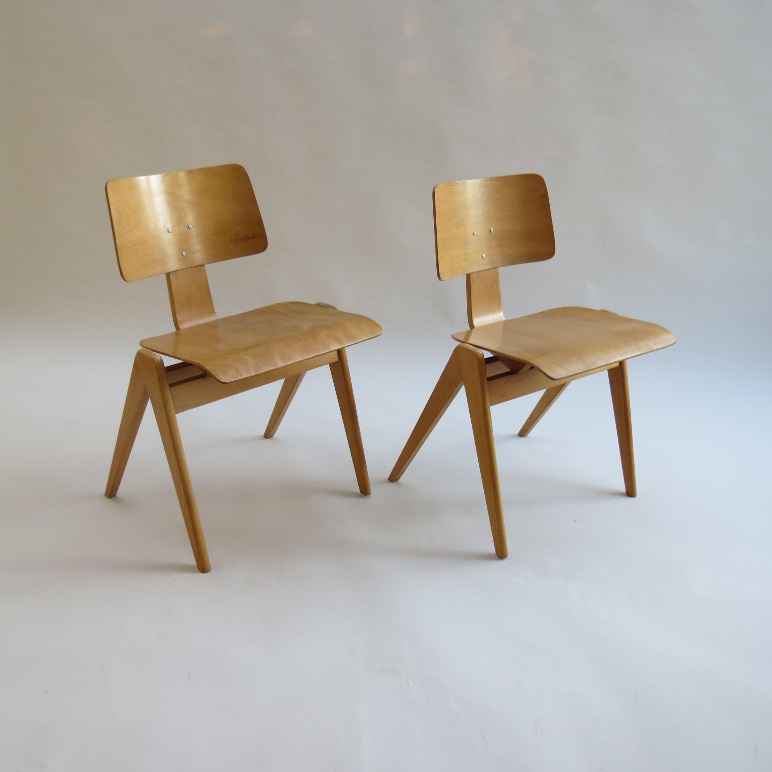 “Hillestak” chair designed by Robin Day and manufactured by Hille, UK. Designed in 1950. Moulded Beech veneered plywood seat and back and solid Beech legs. In good vintage condition, nicely patinated. Two chairs are available, the chairs stack one