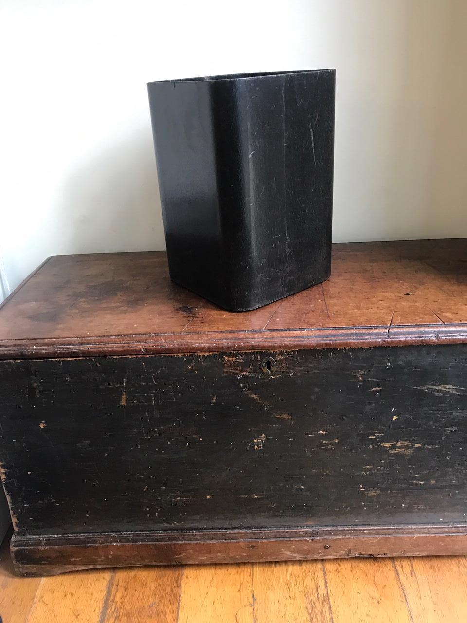 A stylish 1950s black stained plywood waste paper bin in the style of Alvar Aalto. No makers mark. Some minor chips to the veneer on the rim of the bin and some minor wear and tear. Four steel coasters to the base.