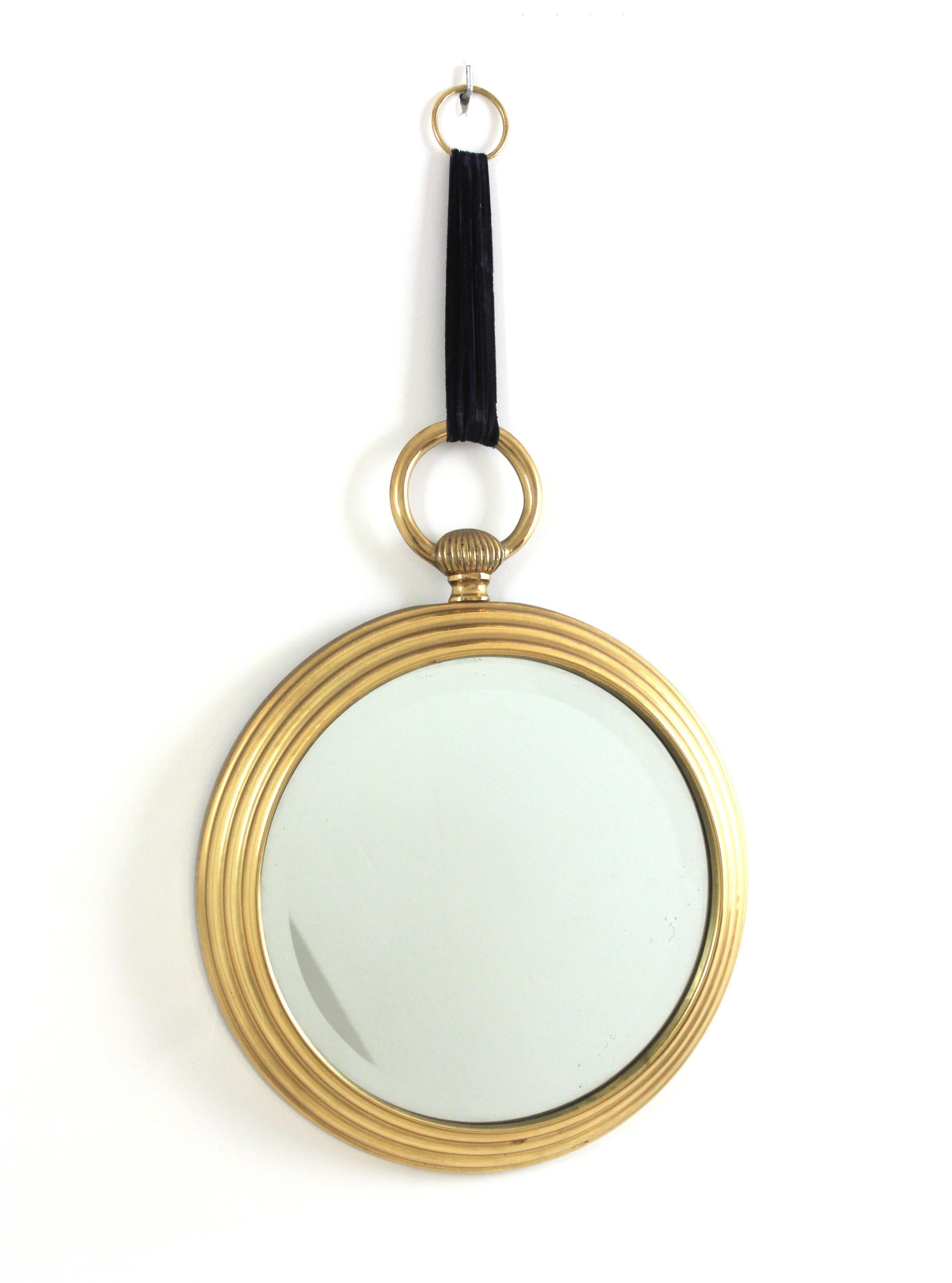 Espejo de reloj de bolsillo Fornasetti de latón y terciopelo azul, Italia años 1940-1950
Espejo reloj de bolsillo de latón de mediados de siglo Piero Fornasetti colgado de una cinta de terciopelo azul
Llamativo espejo colgante de latón con forma de