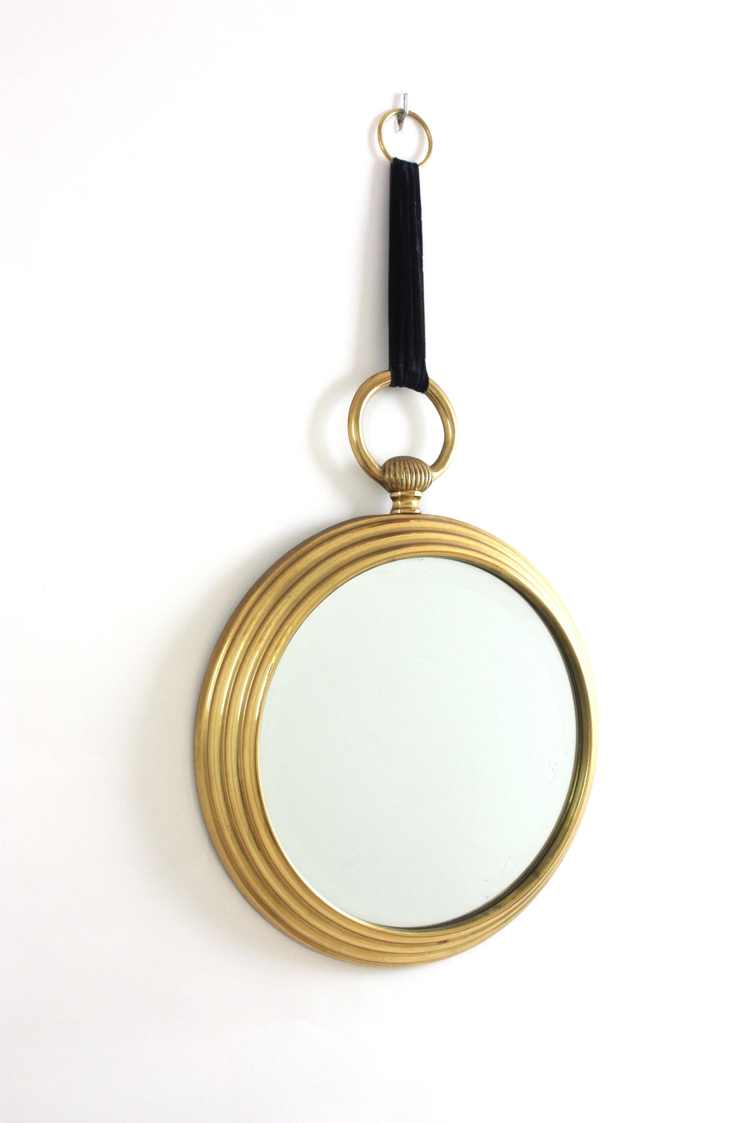 Espejo de pared de reloj de bolsillo de los años 50 en latón y terciopelo azul, estilo Piero Fornasetti Biselado en venta