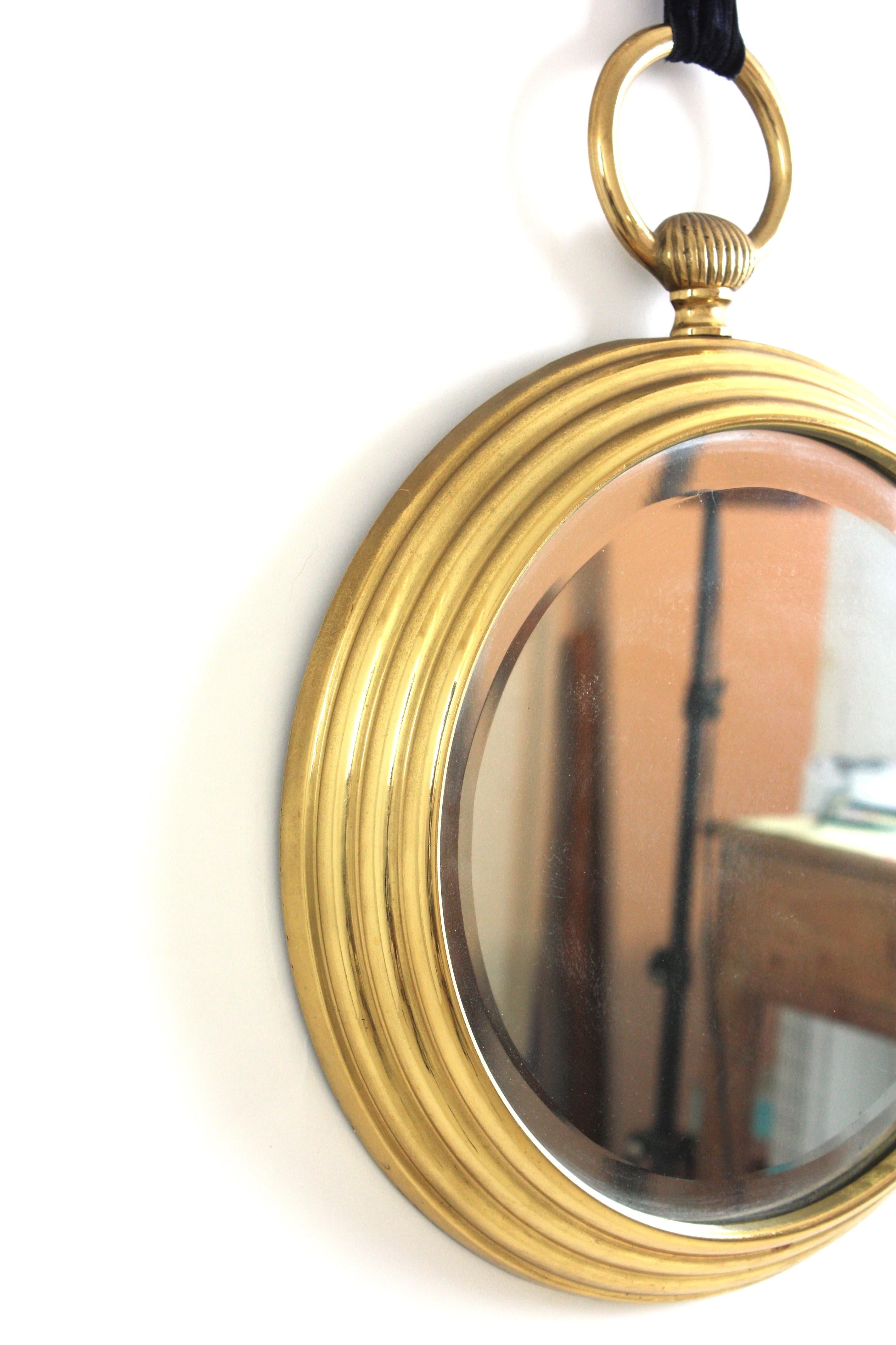 Espejo de pared de reloj de bolsillo de los años 50 en latón y terciopelo azul, estilo Piero Fornasetti siglo XX en venta