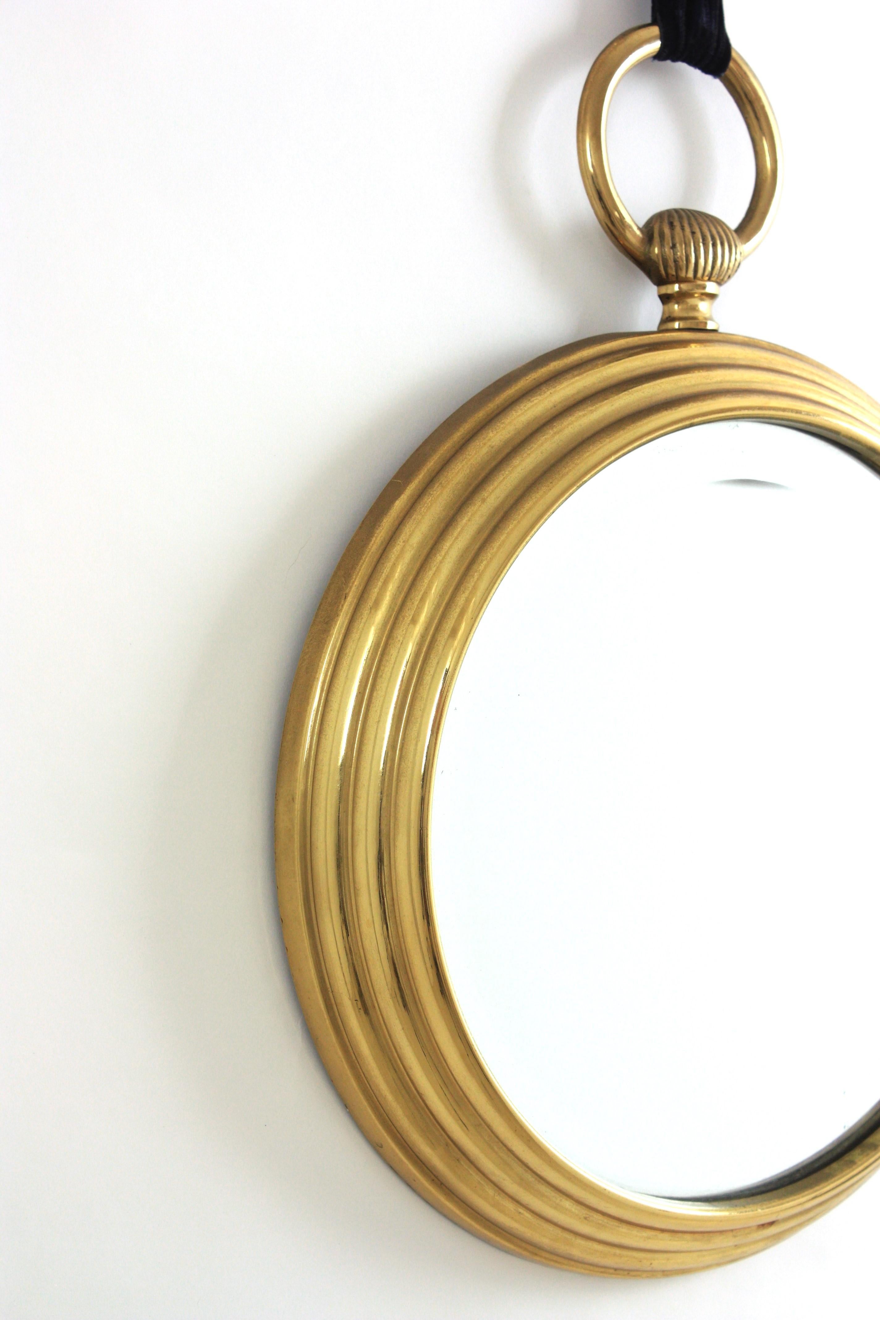 Espejo de pared de reloj de bolsillo de los años 50 en latón y terciopelo azul, estilo Piero Fornasetti Latón en venta