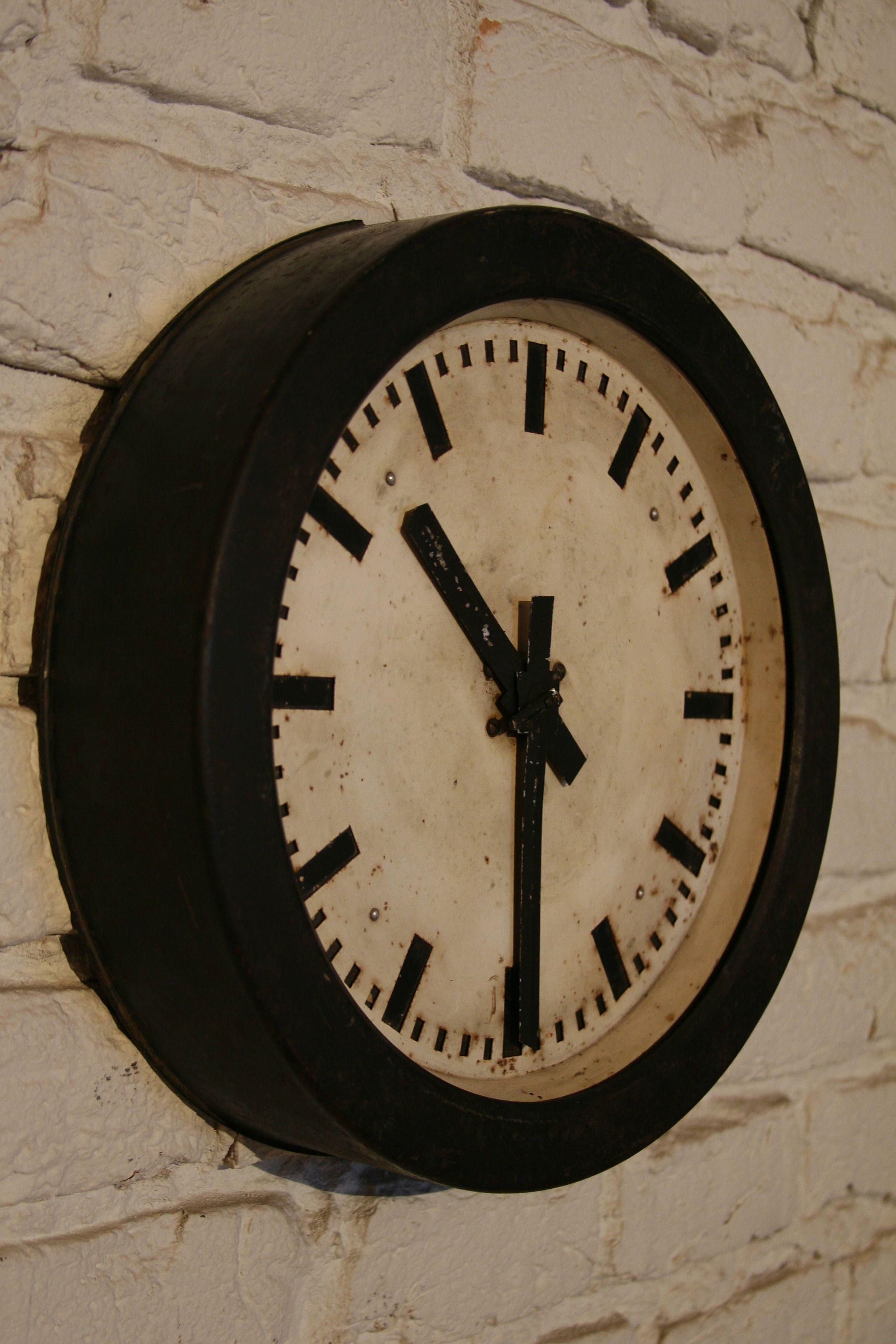 Original Polish factory clock manufactured at the turn of the 1950s and 1960s.
Construction:
A cover and a dial are made of pressed steel sheet covered with varnish. A classic mechanism powered directly by 220V mains voltage - does not require