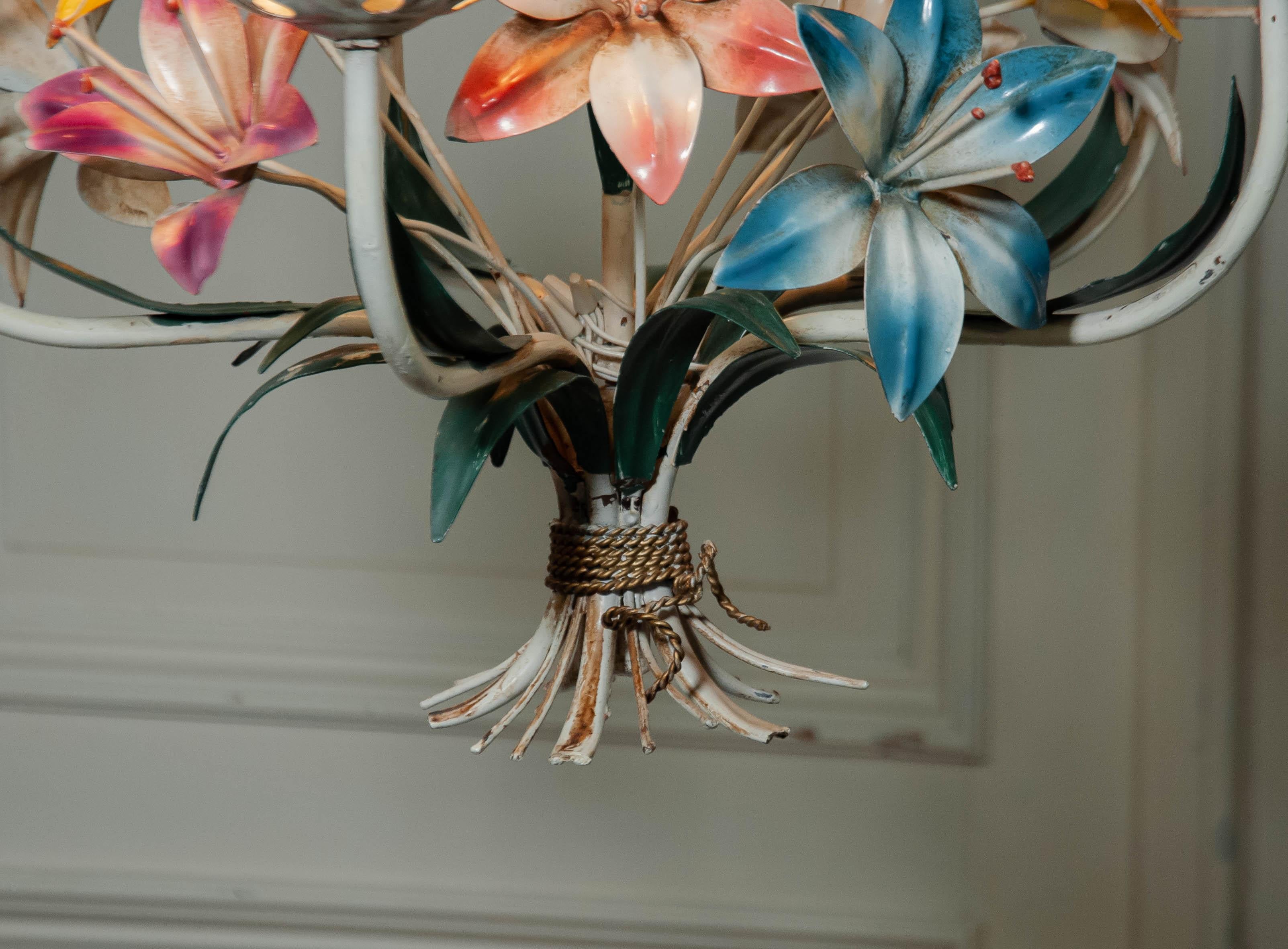 1950s , Polychrome Chandelier With metal painted  Flowers , Italy In Good Condition For Sale In Silvolde, Gelderland