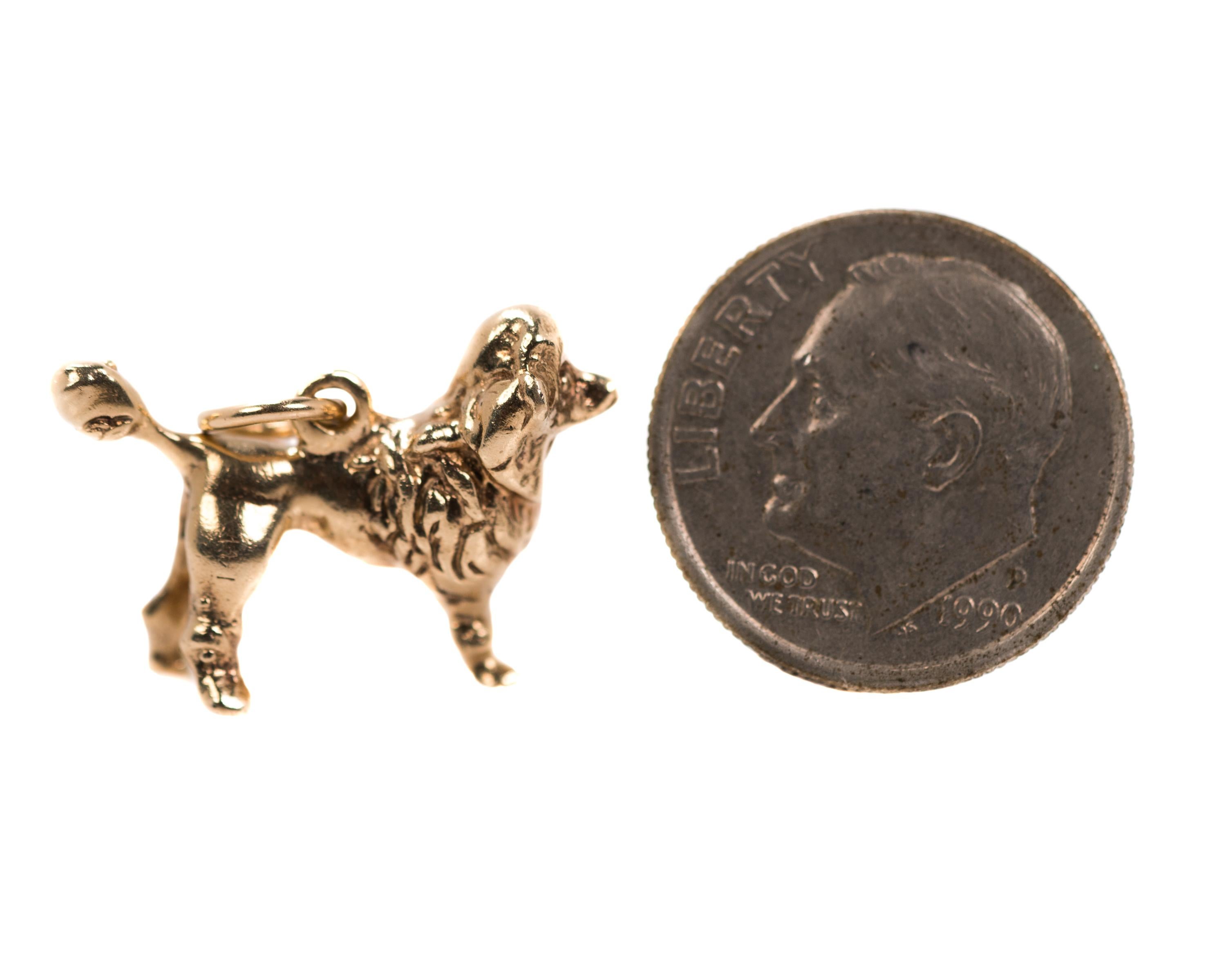 1950er Jahre Pudelhund-Charm aus 14 Karat Gelbgold im Zustand „Gut“ im Angebot in Atlanta, GA