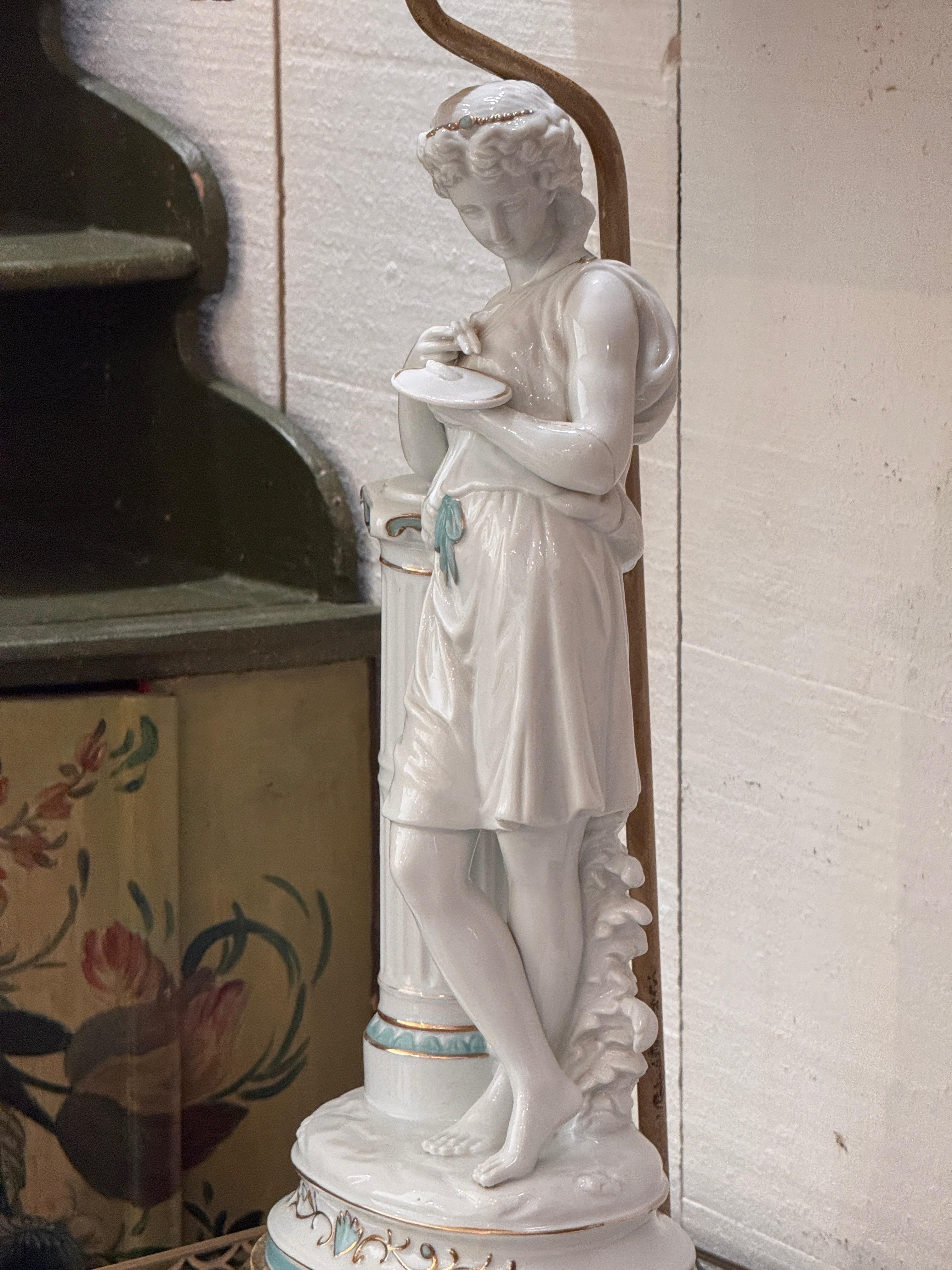 Lampe figurative en porcelaine des années 1950 avec motif Classic en vente 4