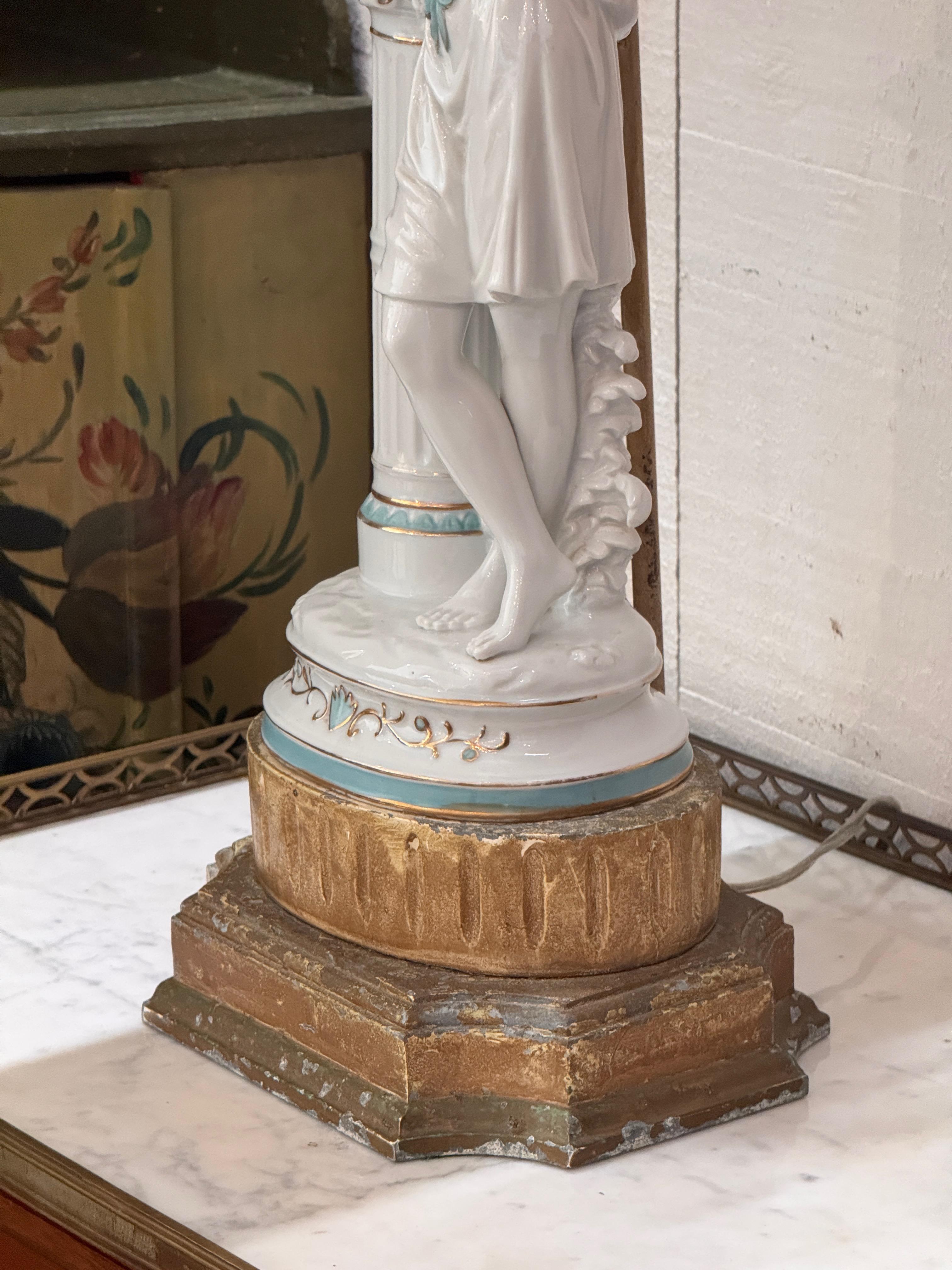 Lampe figurative en porcelaine des années 1950 avec motif Classic en vente 5