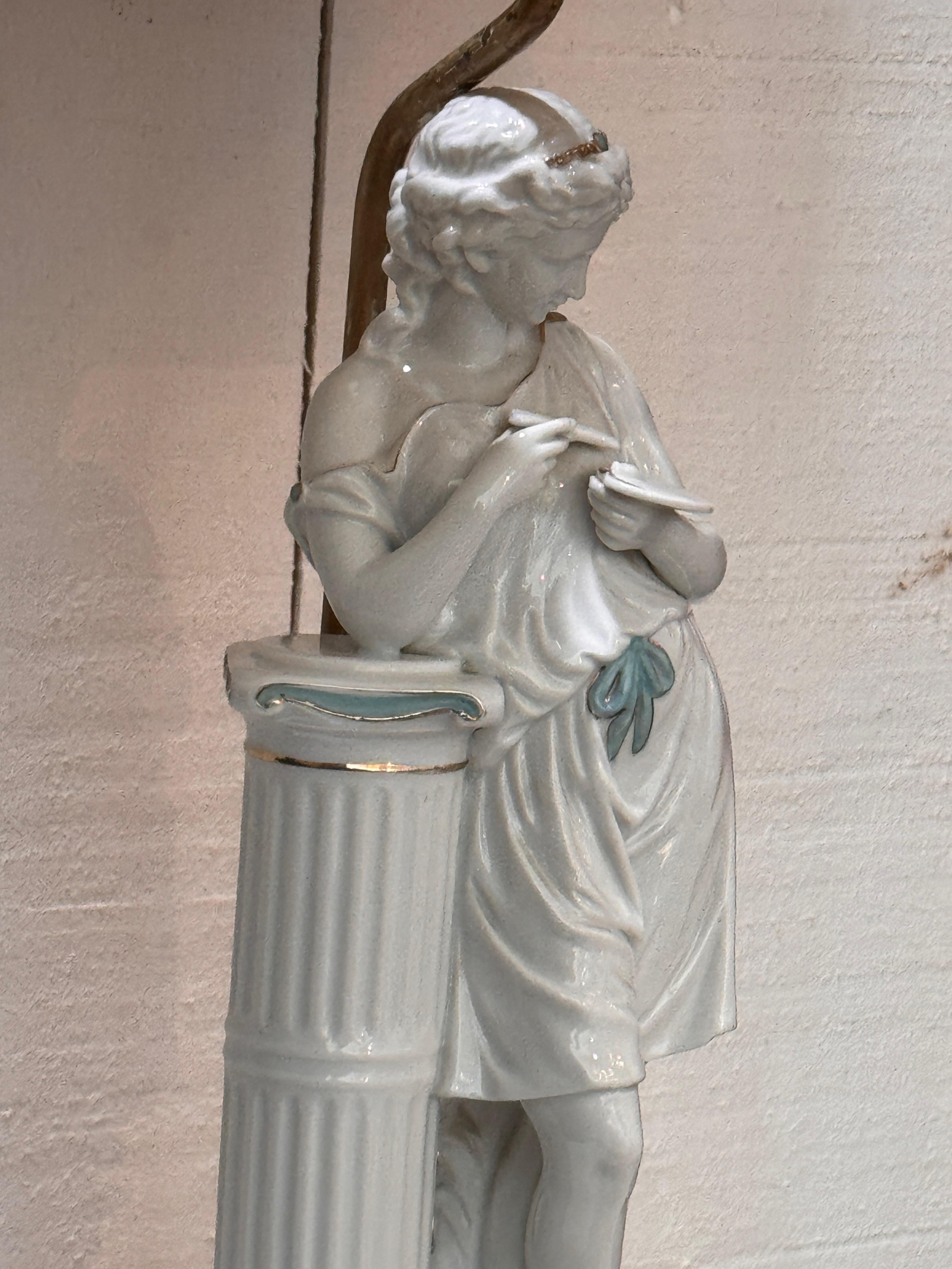 Lampe figurative en porcelaine des années 1950 avec motif Classic en vente 6