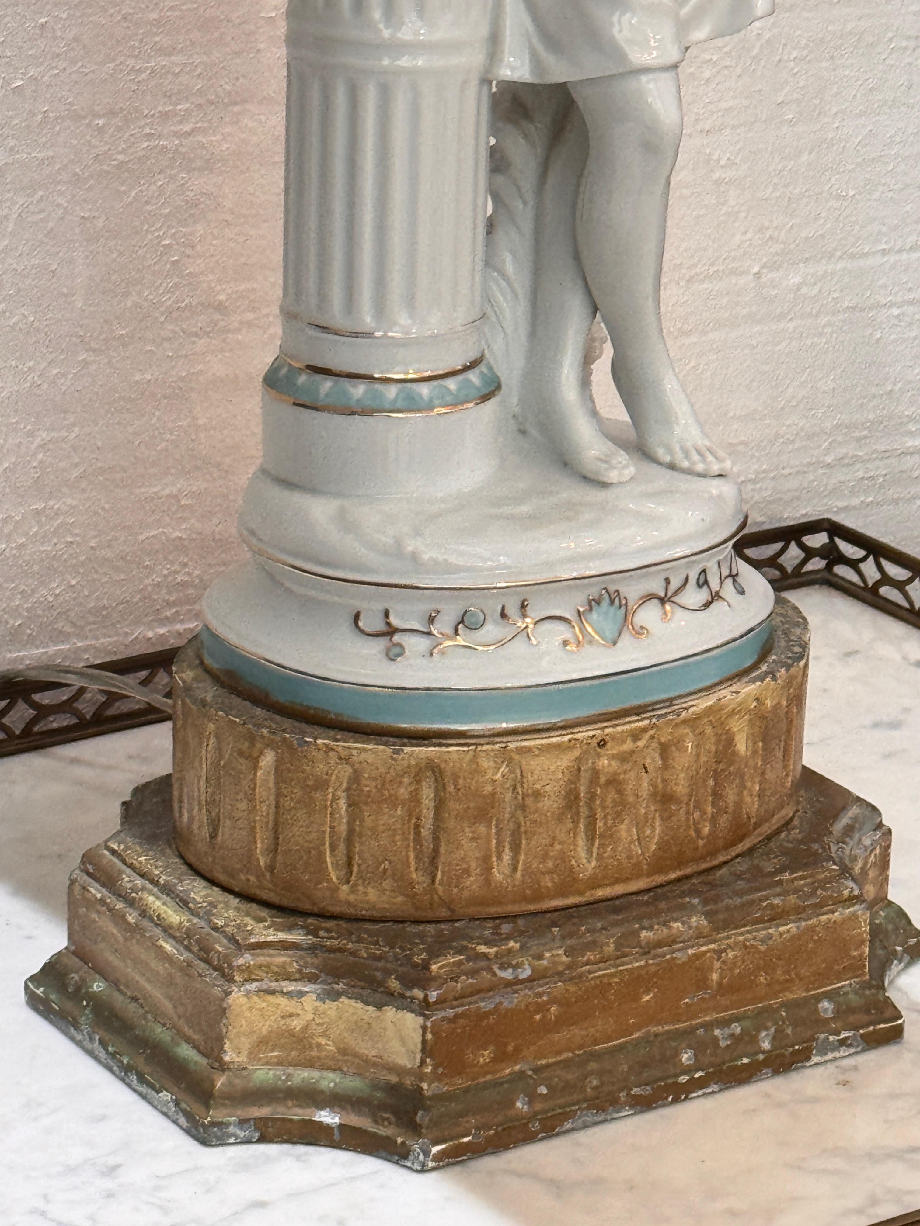 Lampe figurative en porcelaine des années 1950 avec motif Classic en vente 7