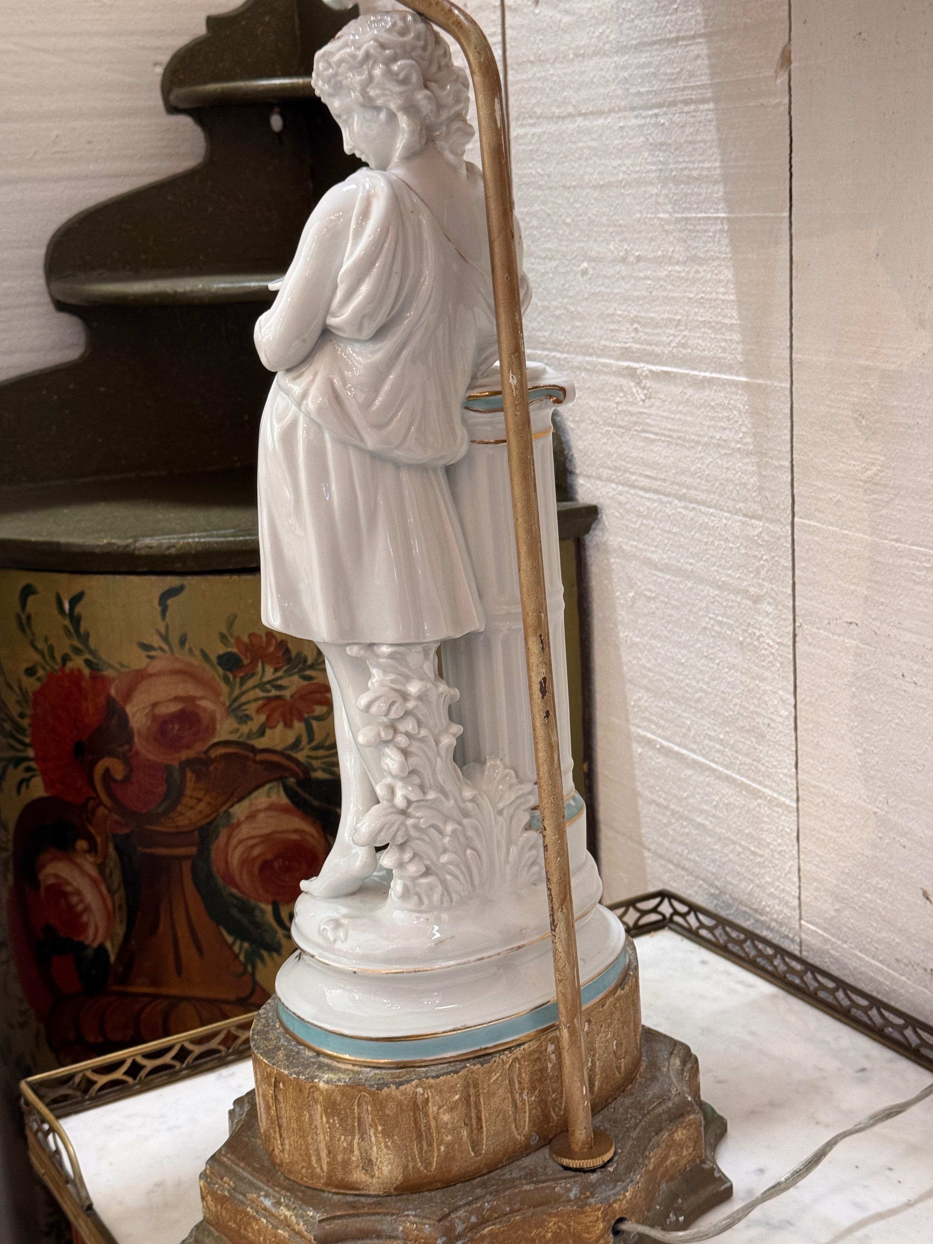 Lampe figurative en porcelaine des années 1950 avec motif Classic en vente 8