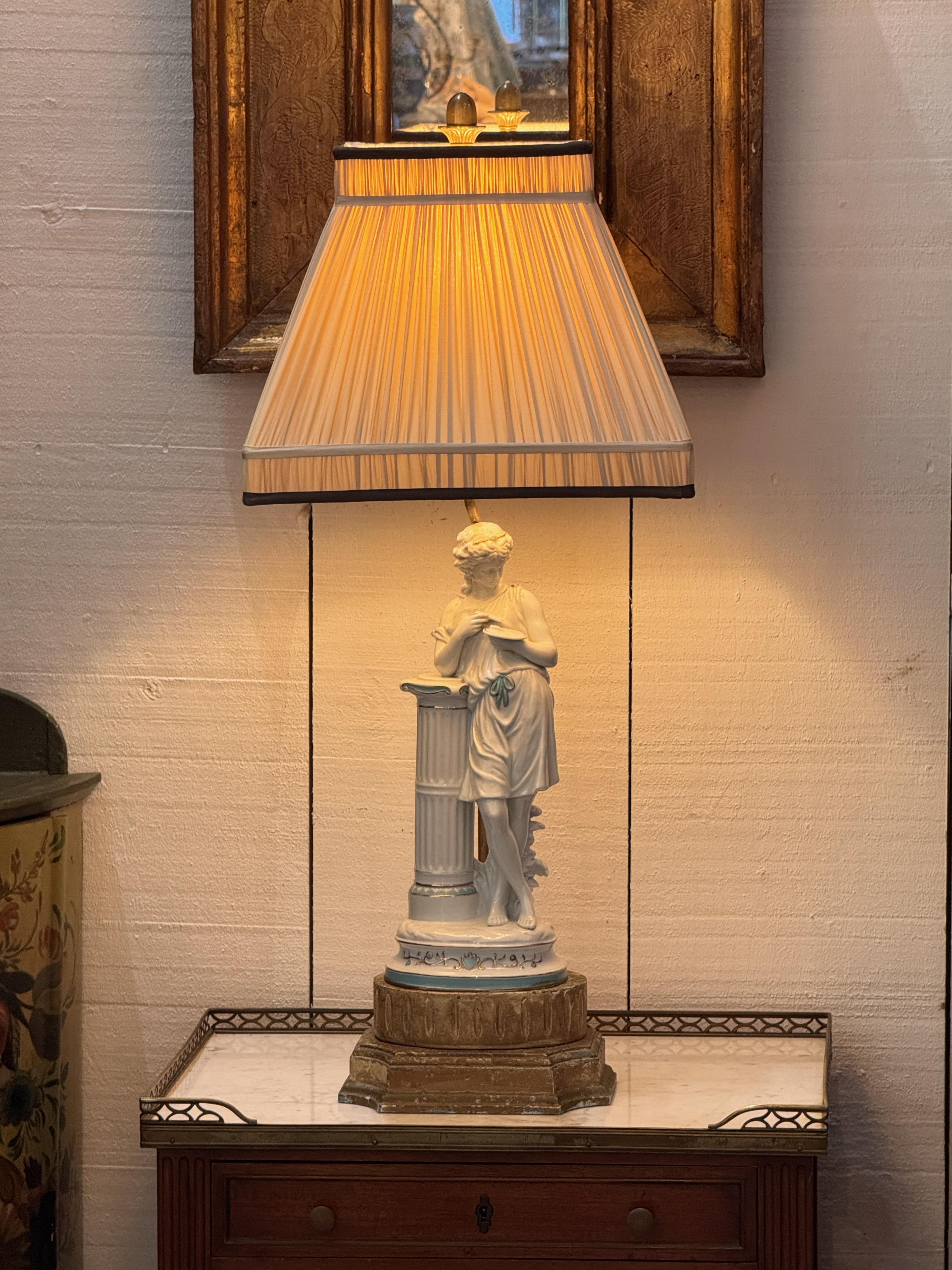 Lampe figurative en porcelaine des années 1950 avec motif Classic Bon état - En vente à Charlottesville, VA