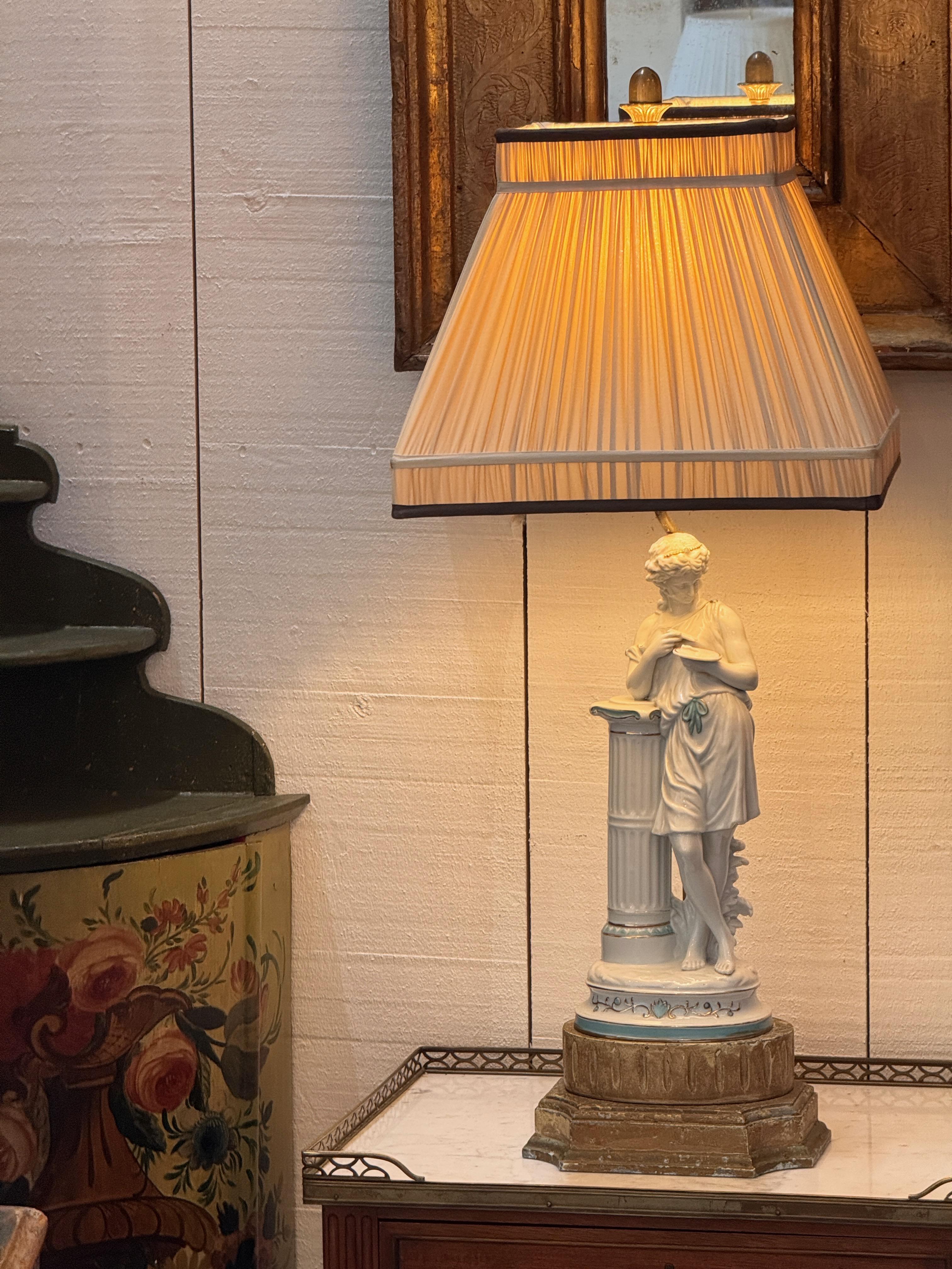 Milieu du XXe siècle Lampe figurative en porcelaine des années 1950 avec motif Classic en vente