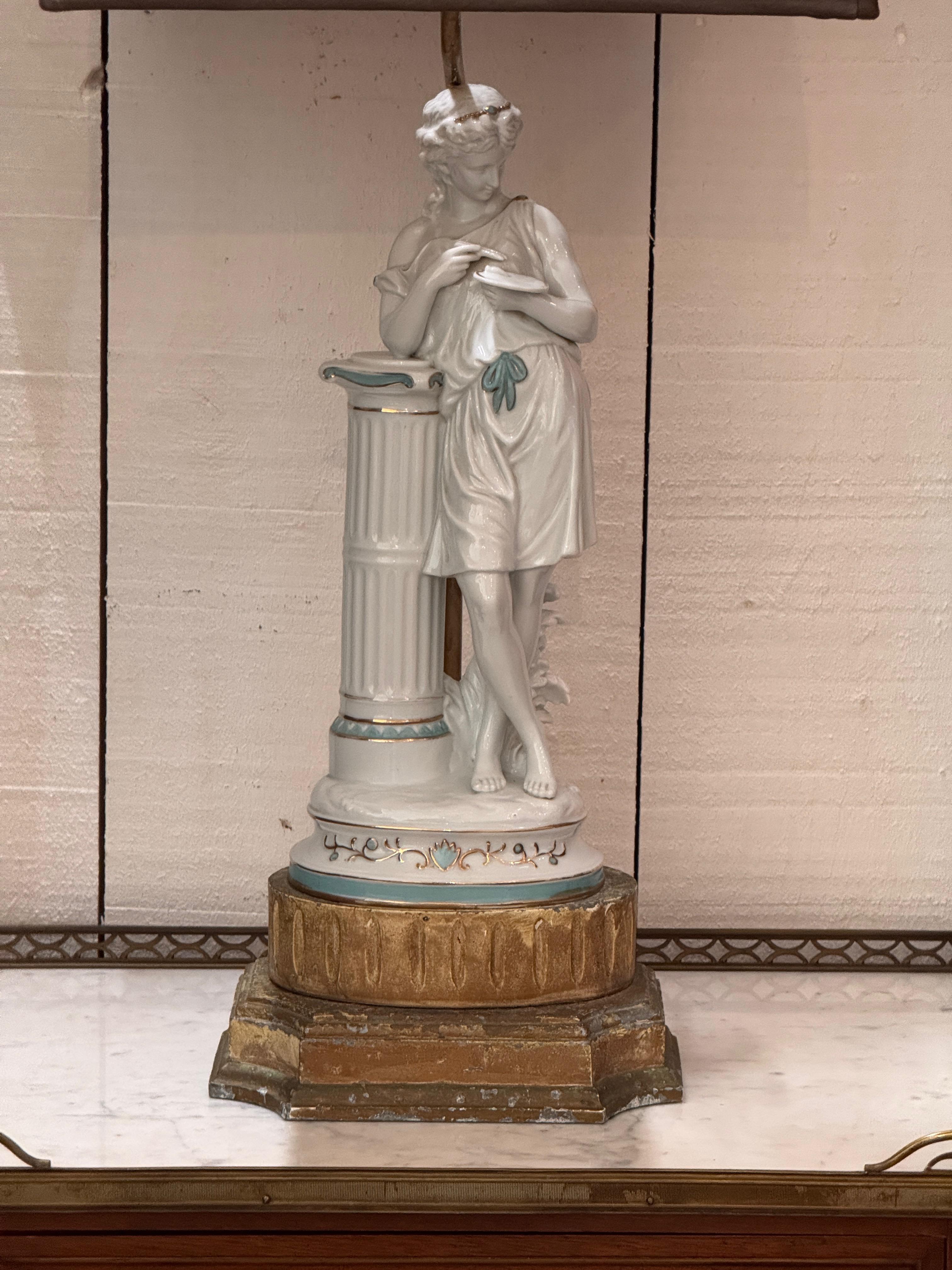 Métal Lampe figurative en porcelaine des années 1950 avec motif Classic en vente