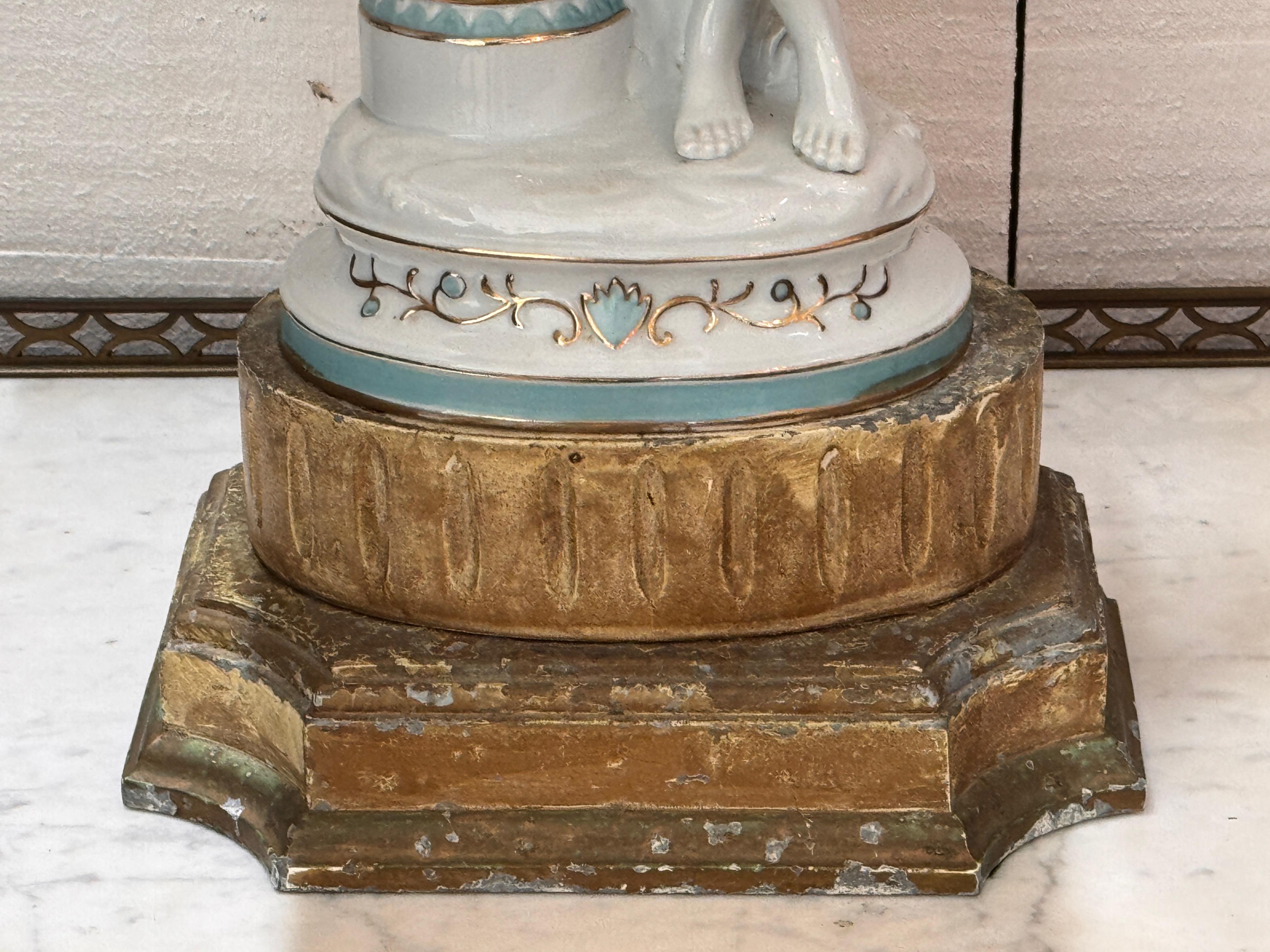 Lampe figurative en porcelaine des années 1950 avec motif Classic en vente 1