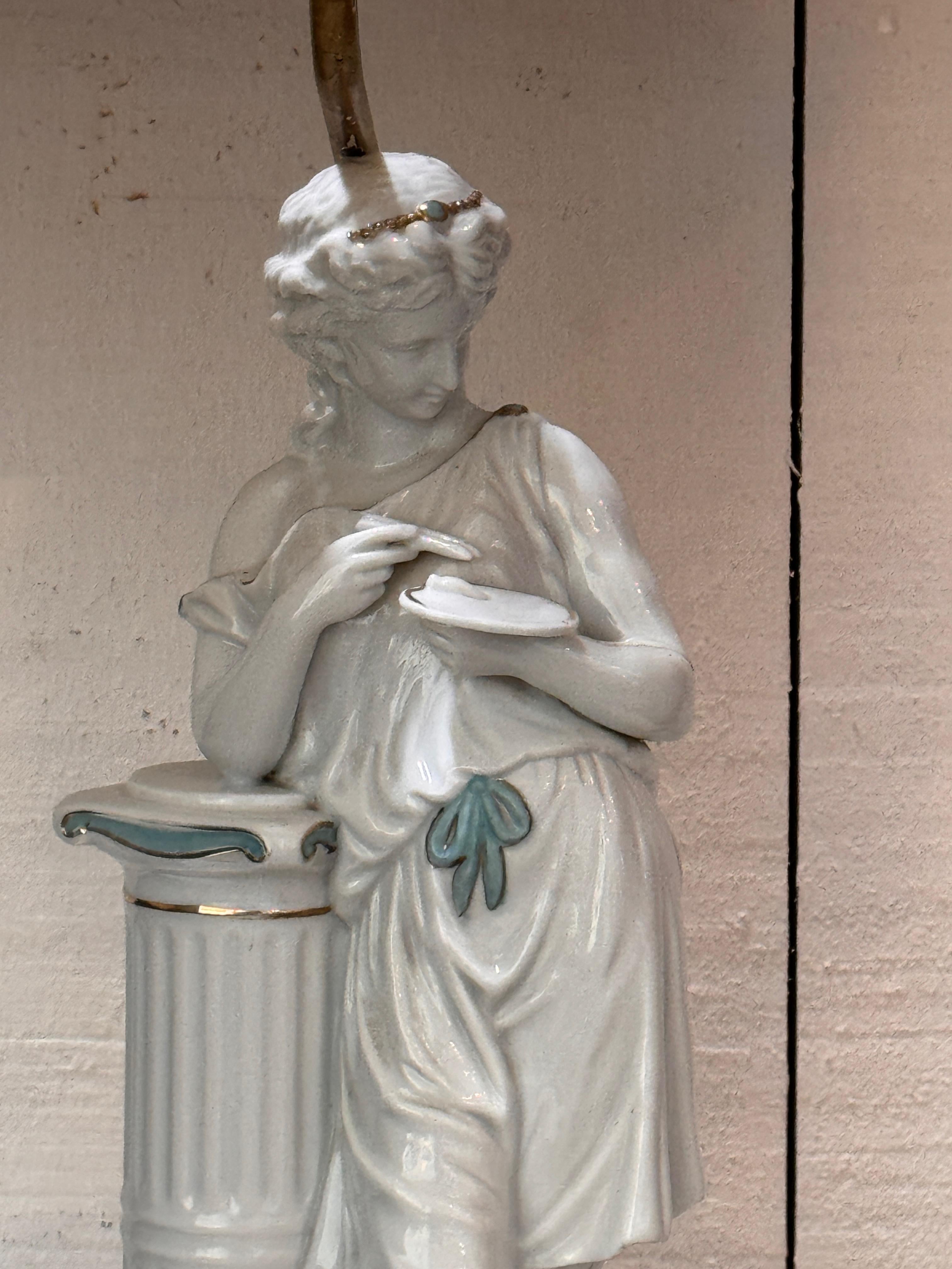 Lampe figurative en porcelaine des années 1950 avec motif Classic en vente 2