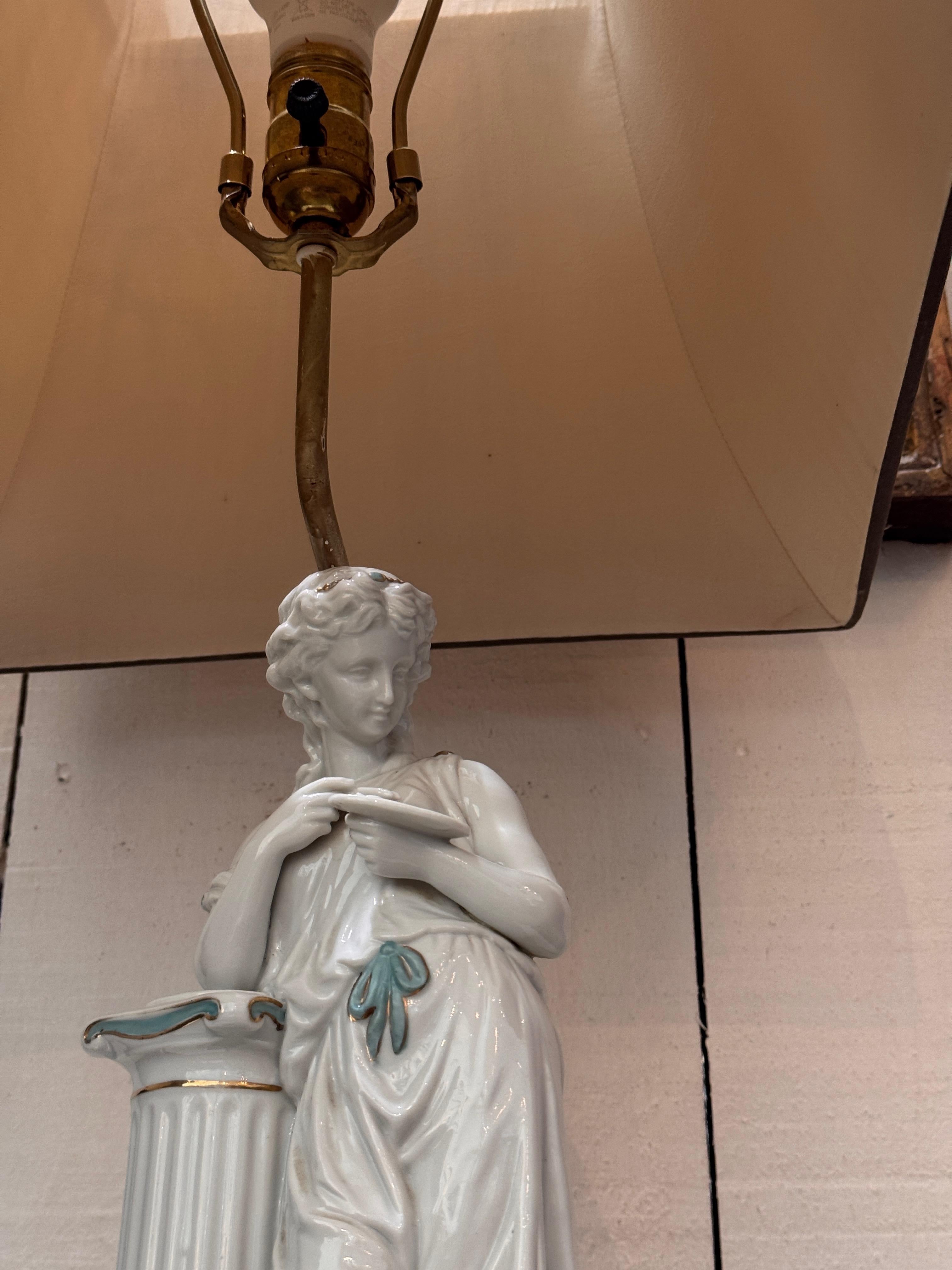 Lampe figurative en porcelaine des années 1950 avec motif Classic en vente 3