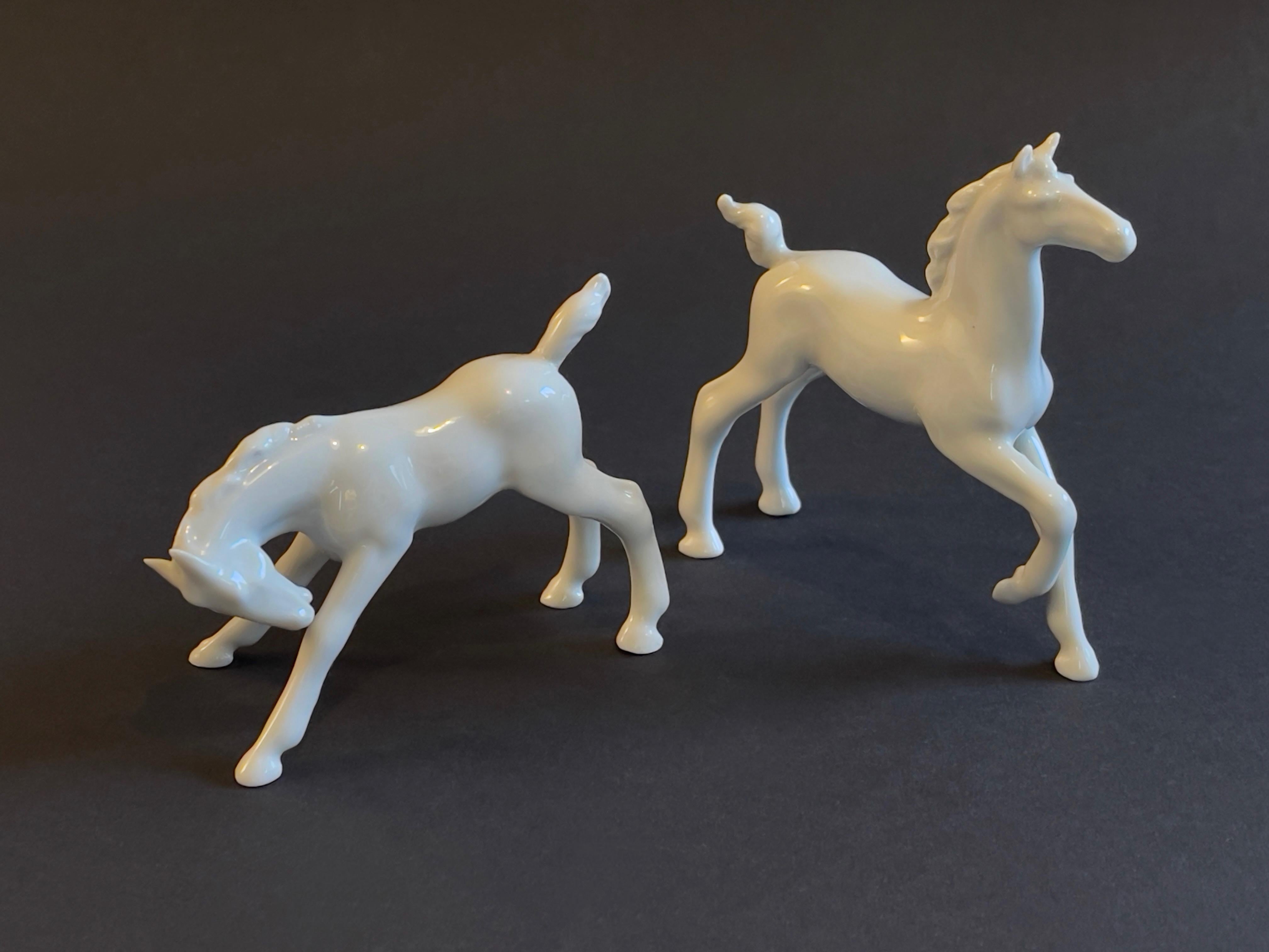 Puledri splendidamente disegnati da Ilmenau Porzellan, uno dei famosi produttori di arte figurativa della Germania dell'Est della metà del secolo.
Progettato e realizzato intorno al 1950-1959.
Cavalli giovani e giocosi modellati con delicatezza e