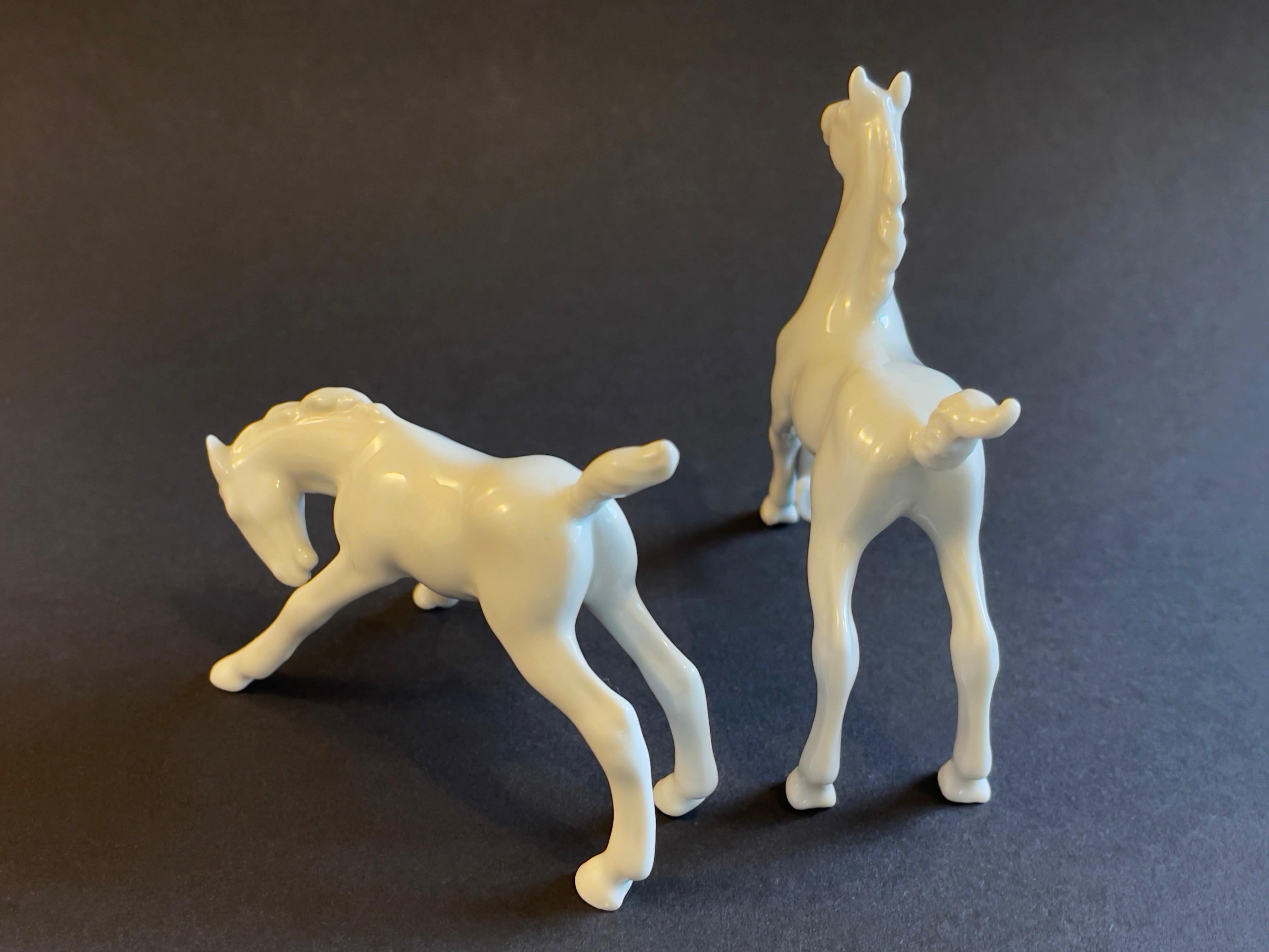 XX secolo Puledri di porcellana del 1950, arte di metà secolo di Metzler & Ortloff, Germania Est (DDR) in vendita