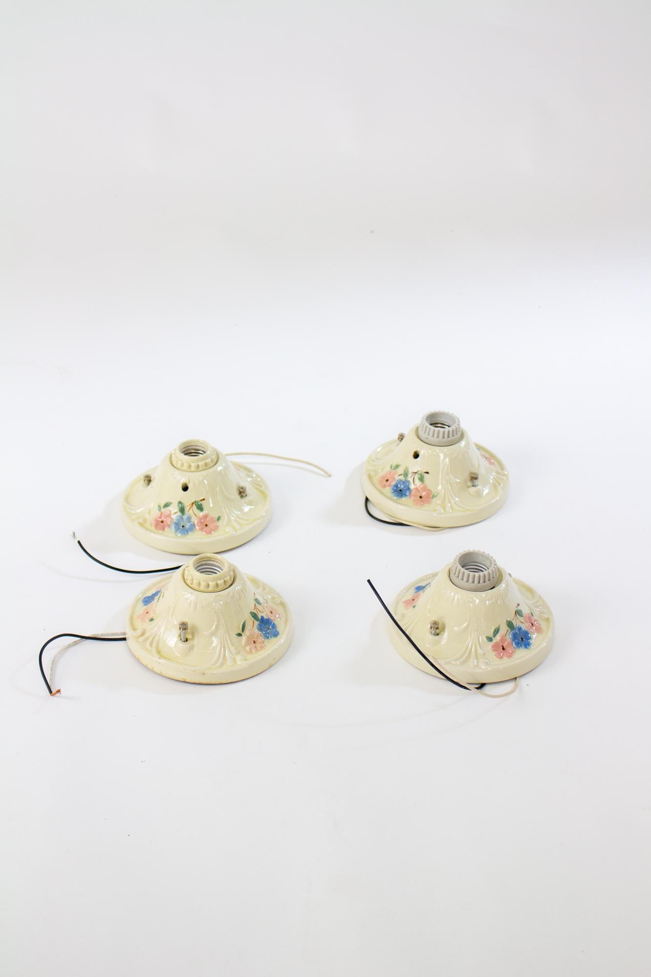 1950’s Porcelain Harmony House flowered flush mount single bulb fixture. Simple porcelain ceiling mount fixture for an exposed bulb. Ivory with blue and pink flowers. In good condition, rewired with new socket. US 120V hardwired. 

Dimensions: