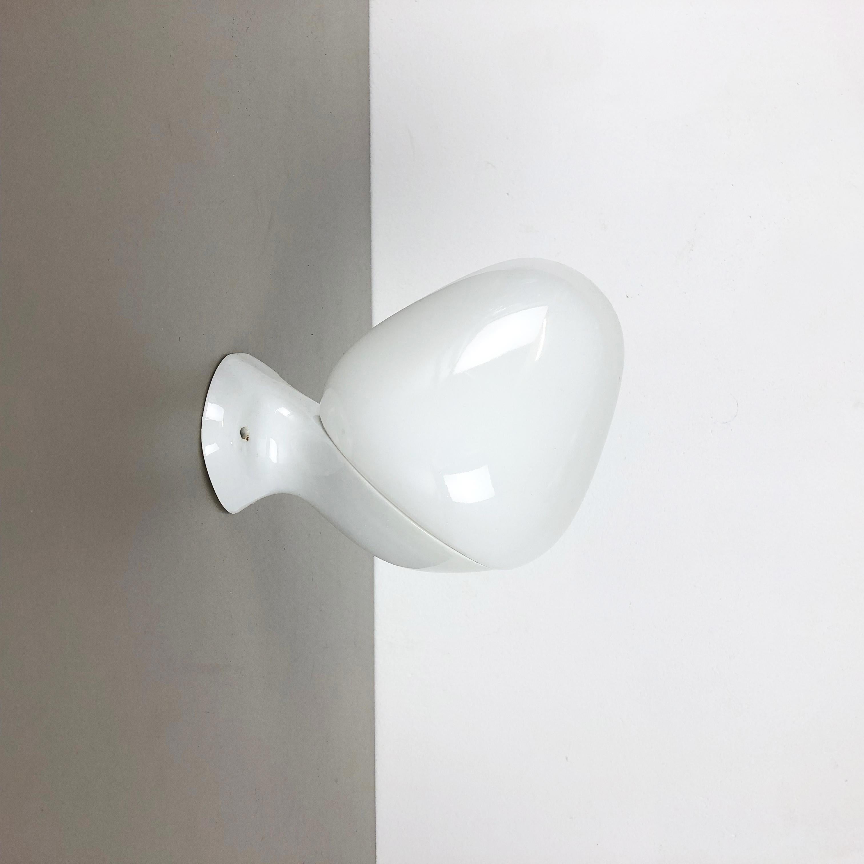 Article:

Porcelain wall light 


Design:

Wilhelm Wagenfeld



Producer:

Lindner Gmbh, Germany



AGE:

1950s


Model:

6020.



Description:

Original wall light designed by Wilhelm Wagenfeld and produced by Lindner
