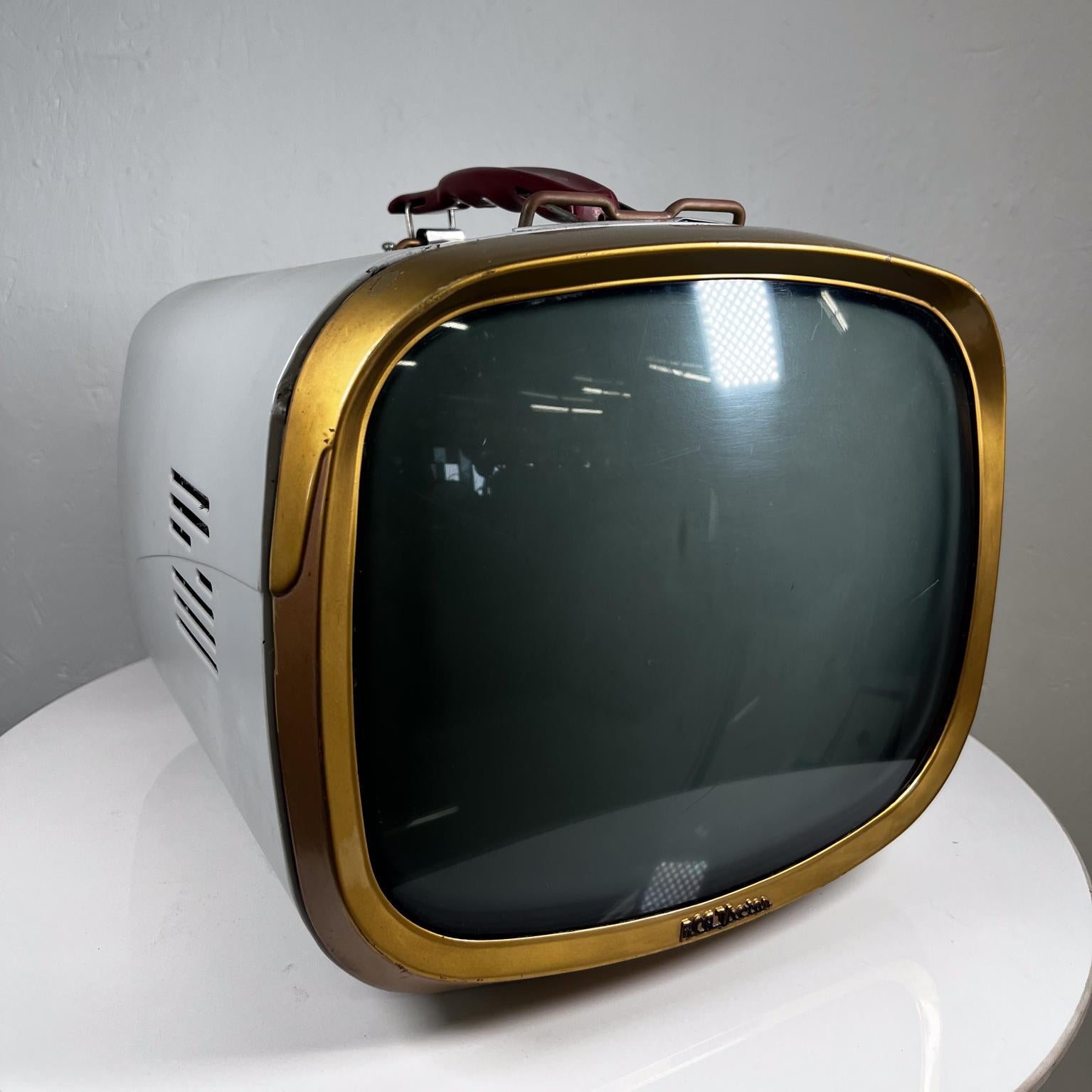 1956 Streamlined Style Midcentury Modern Original Deluxe RCA Victor Television
Portable Tube TV with handle at the top and an Antenna. George Jetson era!
14.25 d x 13.38 w x 12.5
Preowned vintage original non restored electronic condition.
Selling