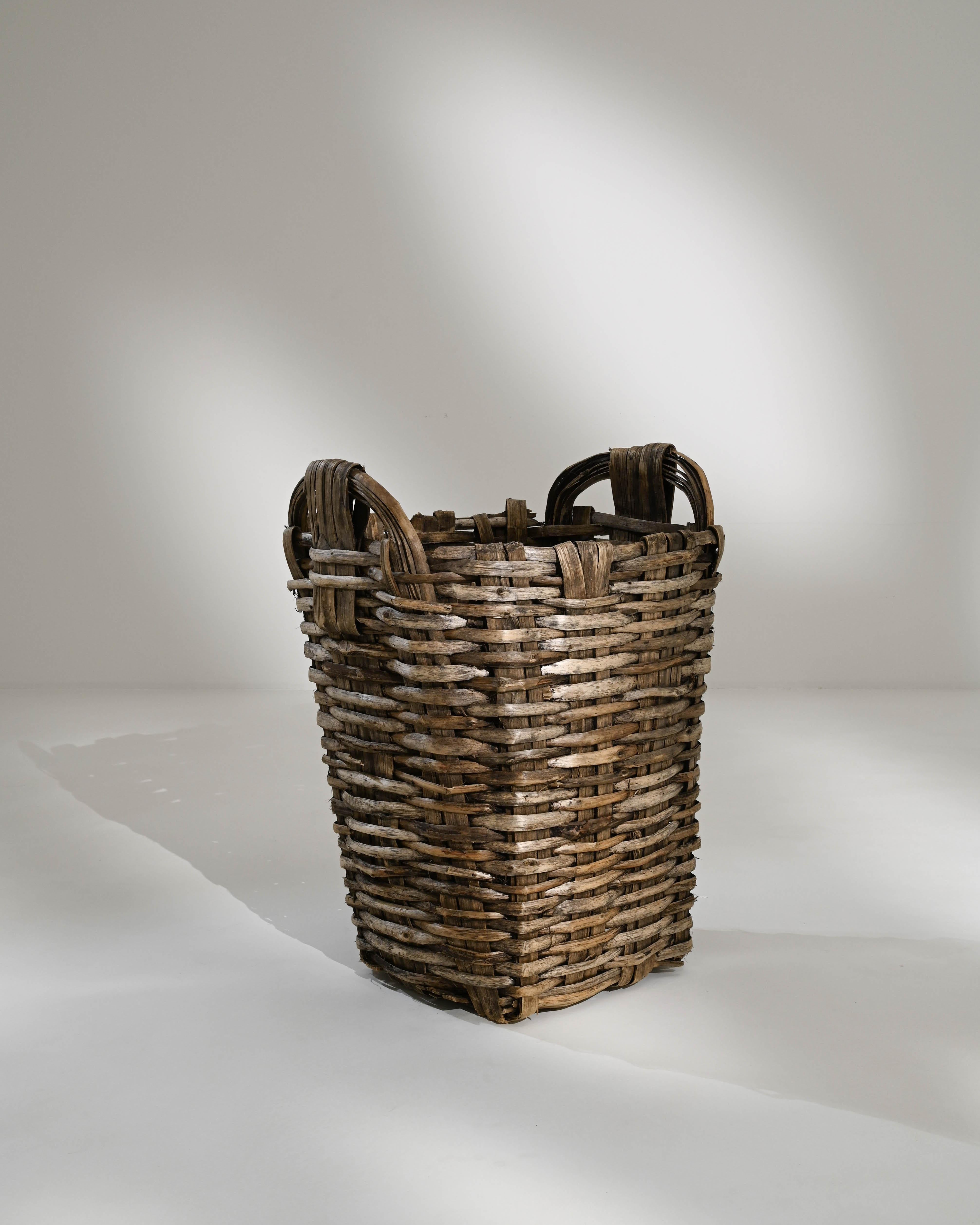 1950s Portuguese Wicker Basket In Good Condition For Sale In High Point, NC